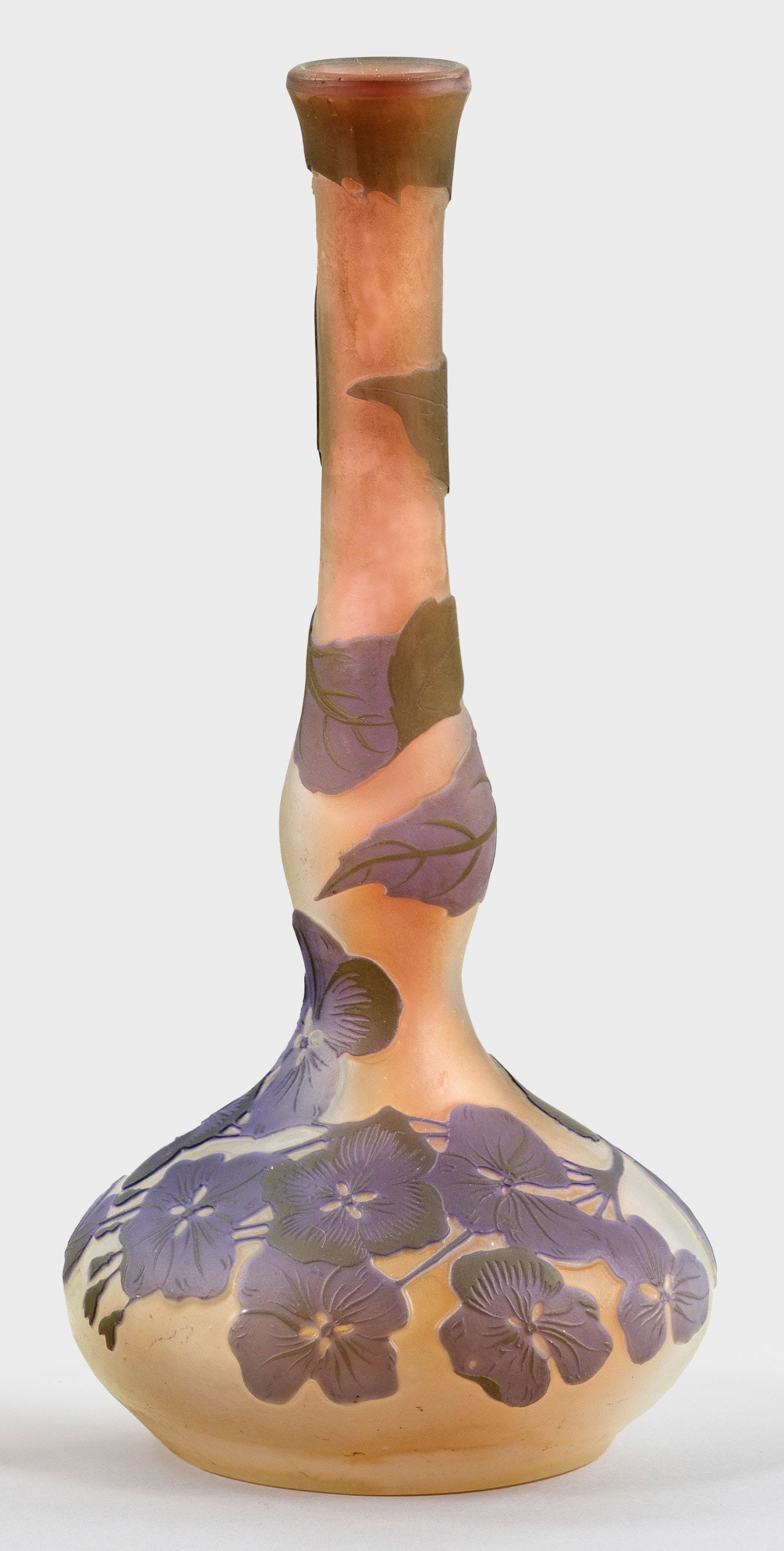 Solifleur-Vase mit Clematis-Dekor von Emile Gallé: Stark gebauchter, gedrückter Kopus, in langen Enghals einschwingend. Überfangglas, farblos, grün, weiß und violett. In mehreren Arbeitsgängen geätzter Dekor. Sign. "Gallé". H. 16,8 cm. A French