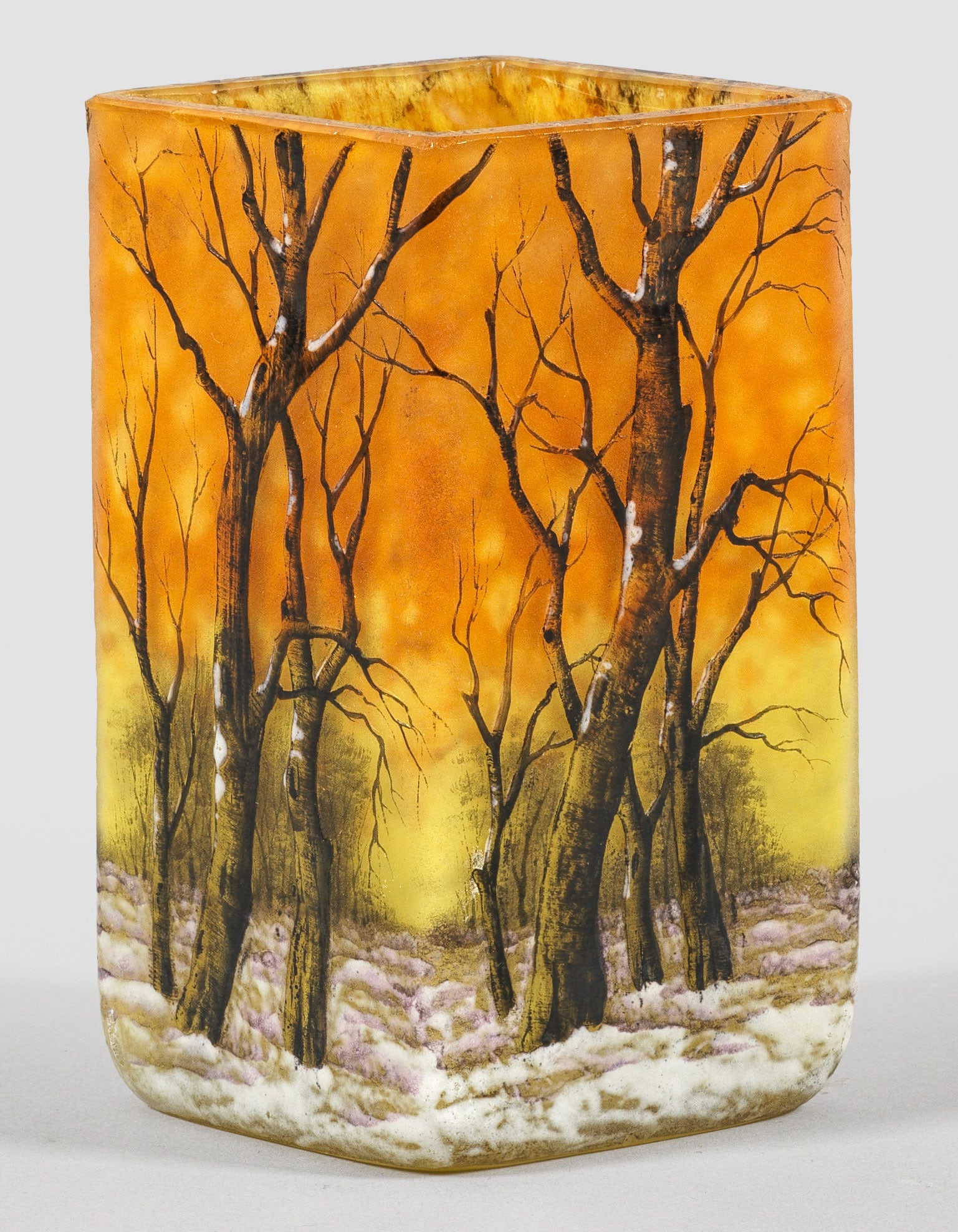 Jugendstil-Ziervase mit Winterlandschaft "Crépuscule: neige" oder "Paysage hiver" von Daum Frères Becherform mit rautenförmigem Querschnitt und gerade hochgezogener Wandung. Überfangglas, farblos bzw. mit gelben und orangefarbenen Pulvereinschmelzunge