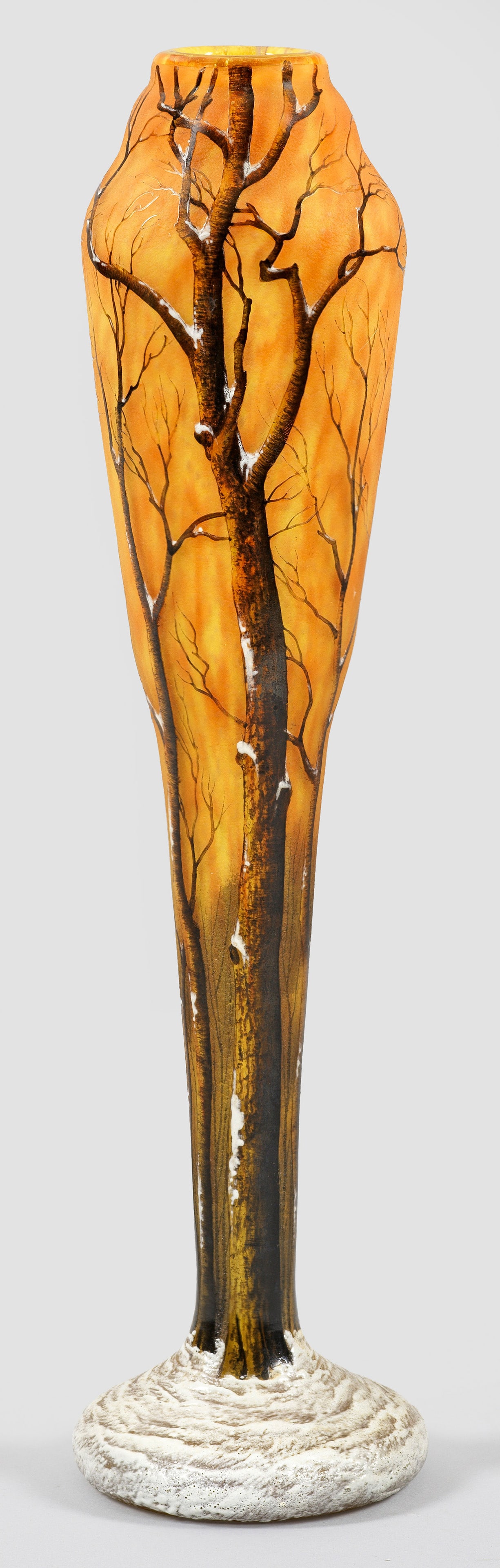 Große Jugendstil-Ziervase mit Winterlandschaft: "Crépuscule neige" oder "Paysage hiver" von Daum Frères Keulenform auf weit ausgestelltem, hohlem Fuß. Überfangglas, farblos bzw. mit gelben und orangefarbenen Pulvereinschmelzungen. Der Dekor mit