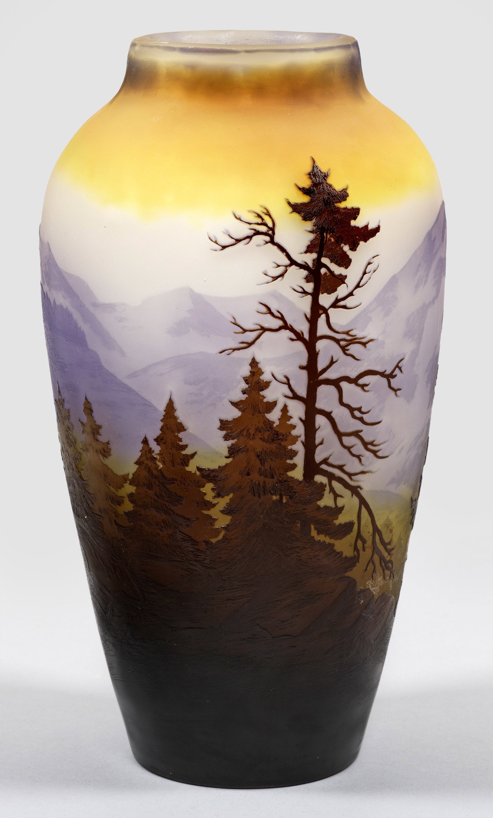 Emile Gallé-Vase mit Alpenlandschaftsdekor "Paysage alpin": Gestreckt-ovoide Form mit kurzem, leicht hochgezogenem Hals. Überfangglas, farblos, bernsteingelb, olivgrün, hellblau und violett. In mehreren Arbeitsgängen geätzter und partiell polierter Dekor m