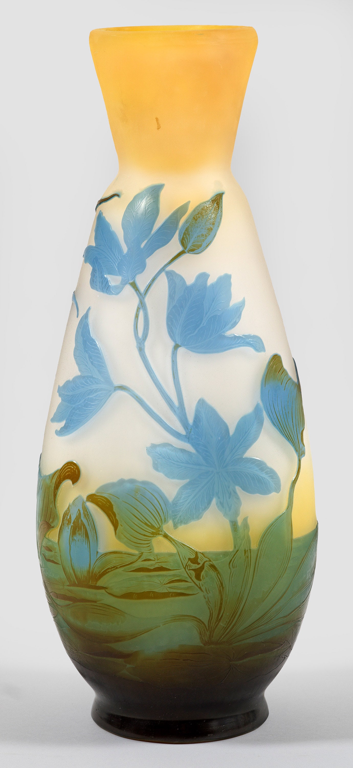 Große Emile Gallé-Vase mit Teichlandschaft: und Wasserpflanzen Leicht ins Oval gedrückte Kolbenform mit konisch ausgestelltem Hals. Überfangglas, farblos, bernsteingelb, hellblau und grün. In mehreren Arbeitsgängen ausgeführter, geätzter 