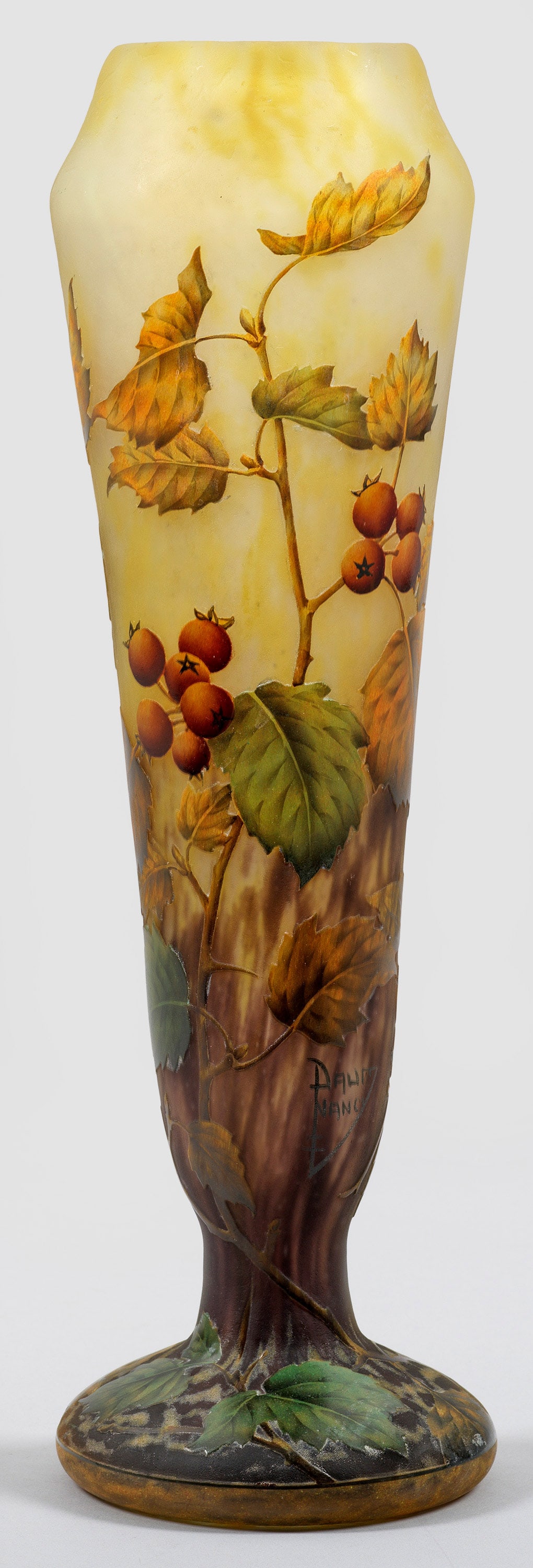 Große Vase mit Dekor "Pomme d'api": Schlanke Keulenform mit ausgestelltem Fußwulst. Farbloses Glas mit gelben und violetten Pulvereinschmelzungen, hoch geätzter, polychrom emaillierter Dekor ("Vitrification"). Sign. "DAUM NANCY", Loth