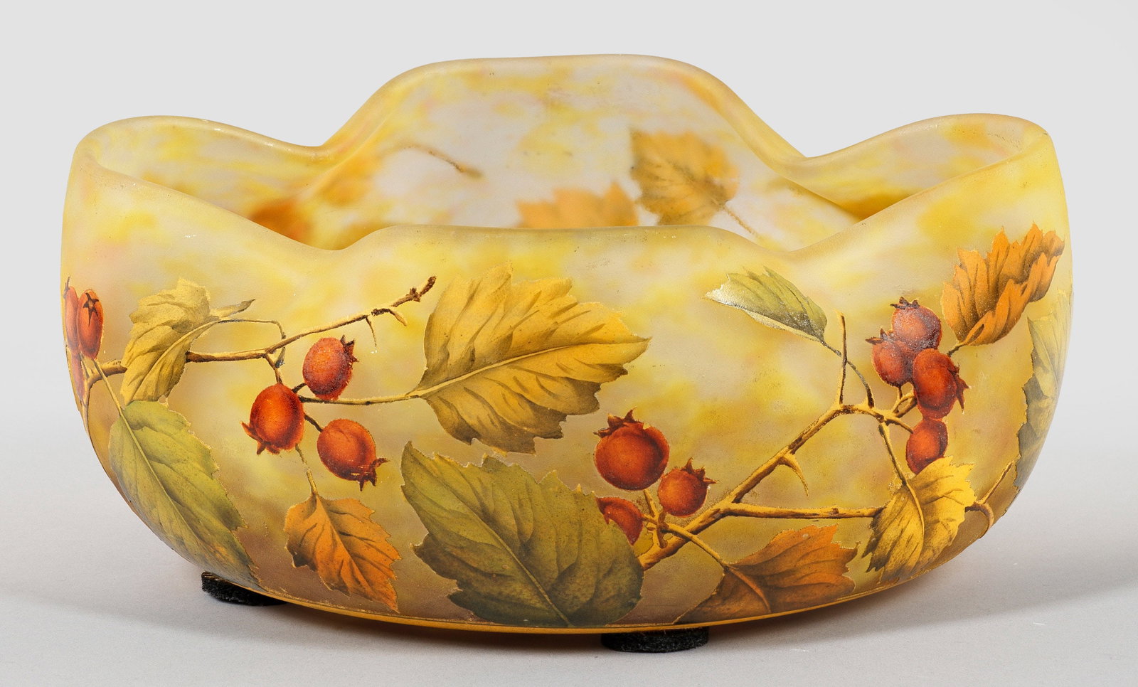 Jugendstil-Zierschale mit Weißdorn-Dekor von Daum Frères: Tief gemuldete, gebauchte Form mit weitem, vierpassig eingezogenem Rand. Überfangglas, farblos mit geflockten, gelben und dunkelvioletten Pulvereinschmelzungen, die Deckschicht mit ockerfarbenen Ein-