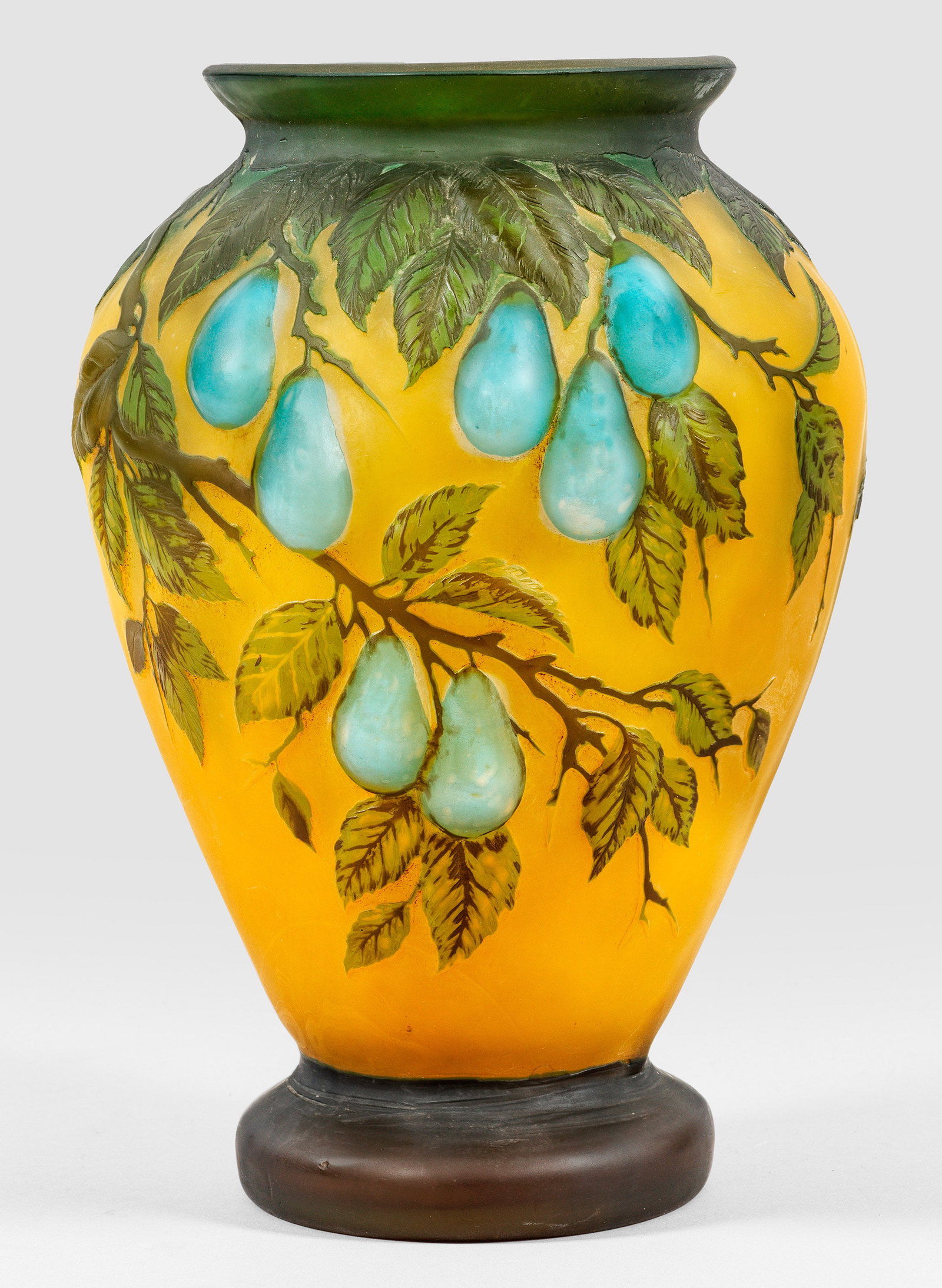 Seltene "Soufflé"-Vase mit Pflaumen-Dekor von Gallé: Balusterform mit ovoidem Korpus, ausgestelltem Fuß, kurzem Hals und akzentuiertem Lippenrand. Überfangglas, farblos, gelb, olivrün und blau. Reliefplastischer, in "Soufflé"-Technik in mehreren Arb