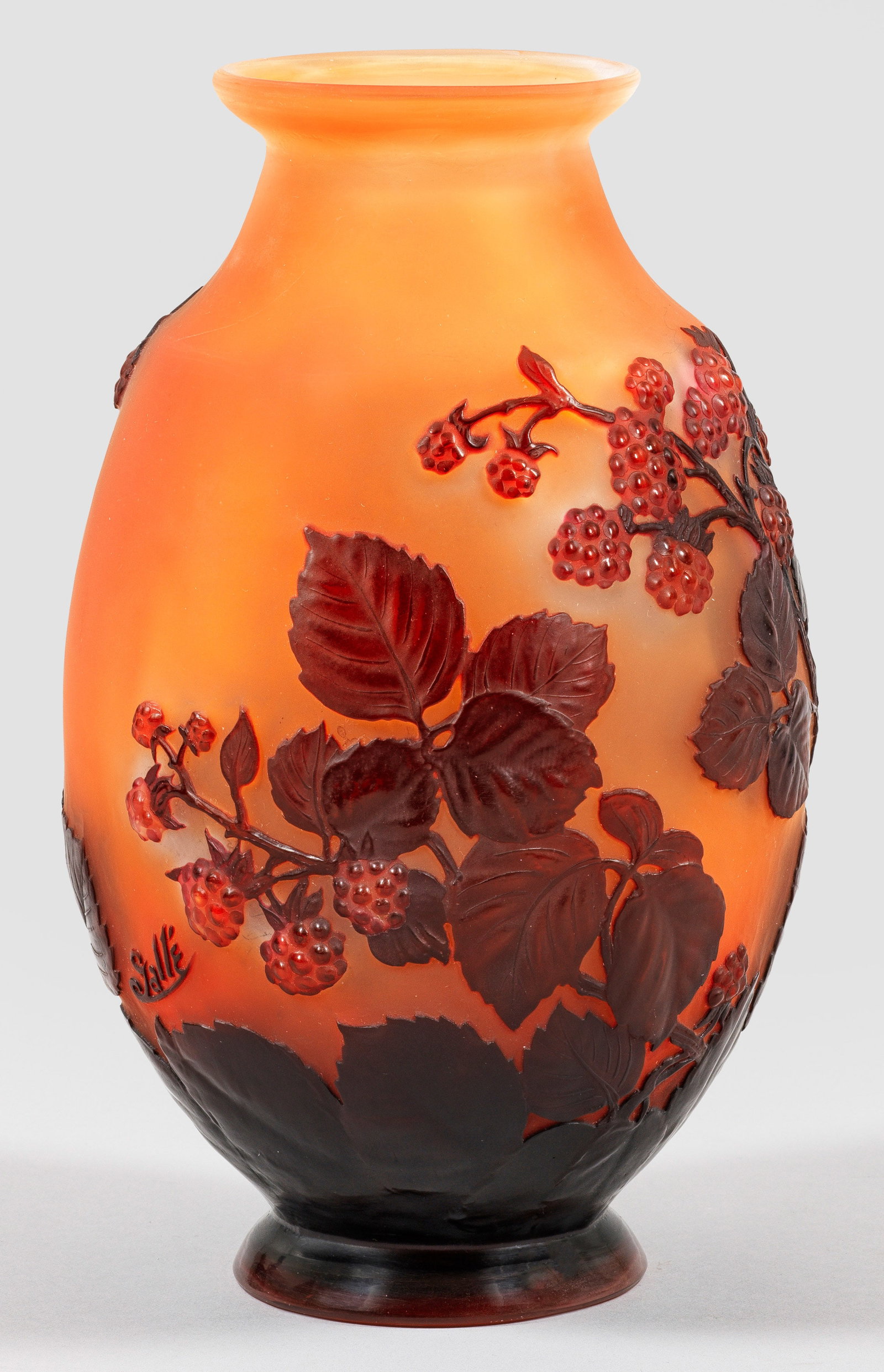 Seltene "Soufflé"-Vase mit Himbeer-Dekor von Gallé: Balusterform mit ovoidem Korpus, ausgestelltem, konischem Fuß und akzentuiertem Lippenrand. Überfangglas, farblos, apricotfarben, himbeerrot und dunkelbordeauxrot (bzw. violett). Reliefplastischer, 