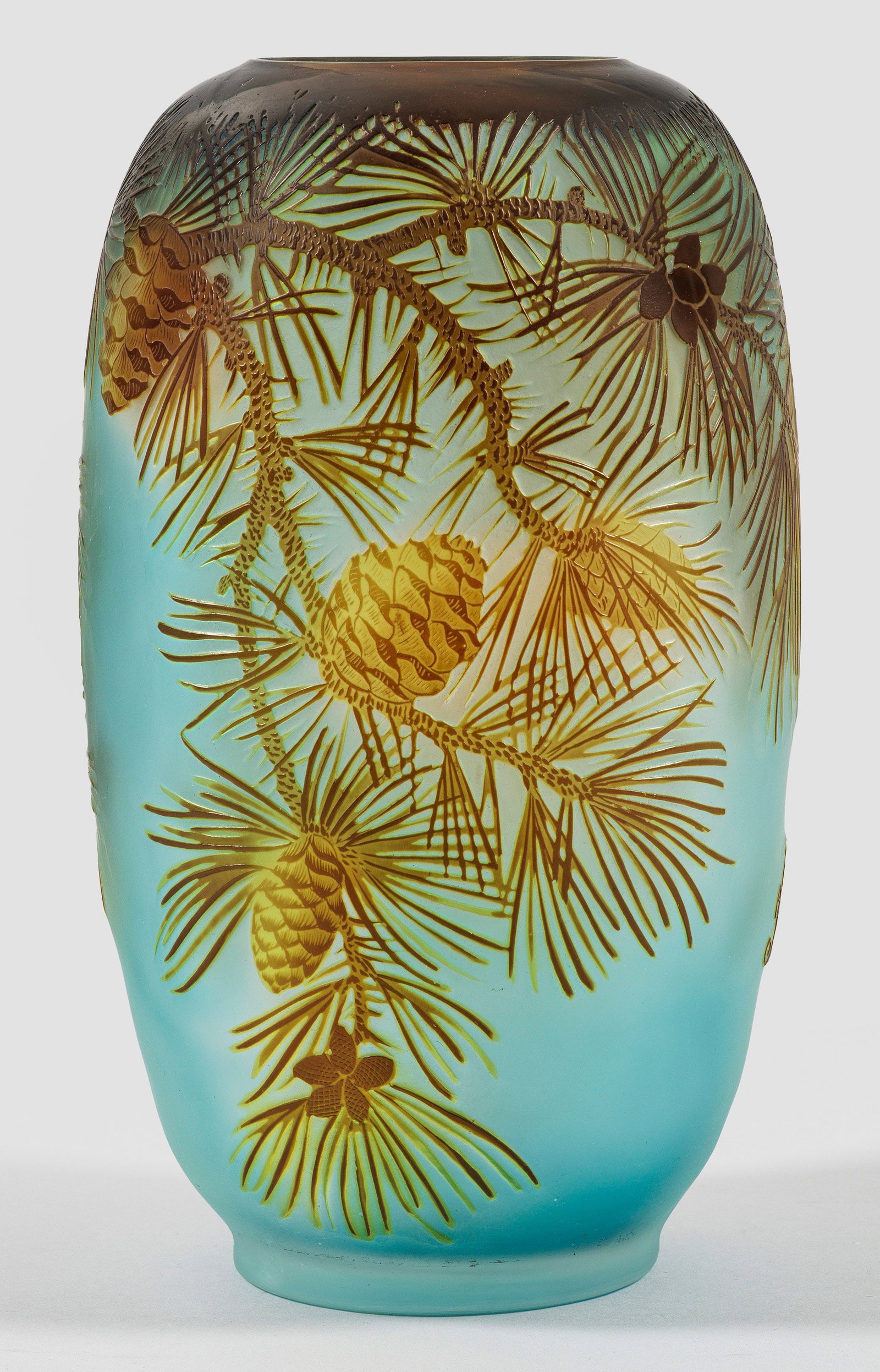 Große Emile Gallé-Vase mit Kiefernzweig-Dekor "Aux Pins": Gestreckt-ovoide Form. Überfangglas, farblos, hellblau, gelb und olivfarben. In mehreren Arbeitsgängen ausgeführter, geätzter Dekor aus herabhängenden Kiefernzweigen mit Zapfen und Blüten. Sign.
