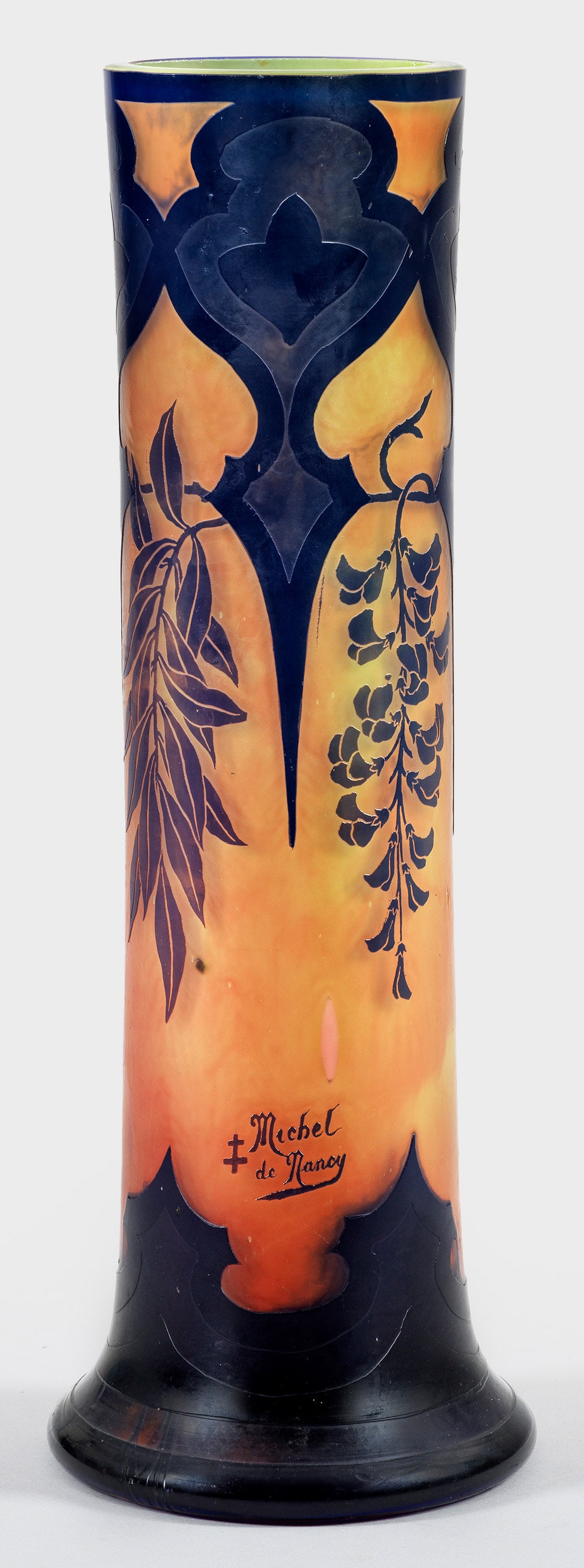 Art Déco-Vase mit Blauregendekor: Stangenform auf ausschwingendem Fuß. Überfangglas, farblos, gelblichgrün, apricotfarben und dunkelblau. Geätzter Dekor. Am Fuß und Lippenrand minim. best.; Sign. "Michel de Nancy" mit Lothringer 