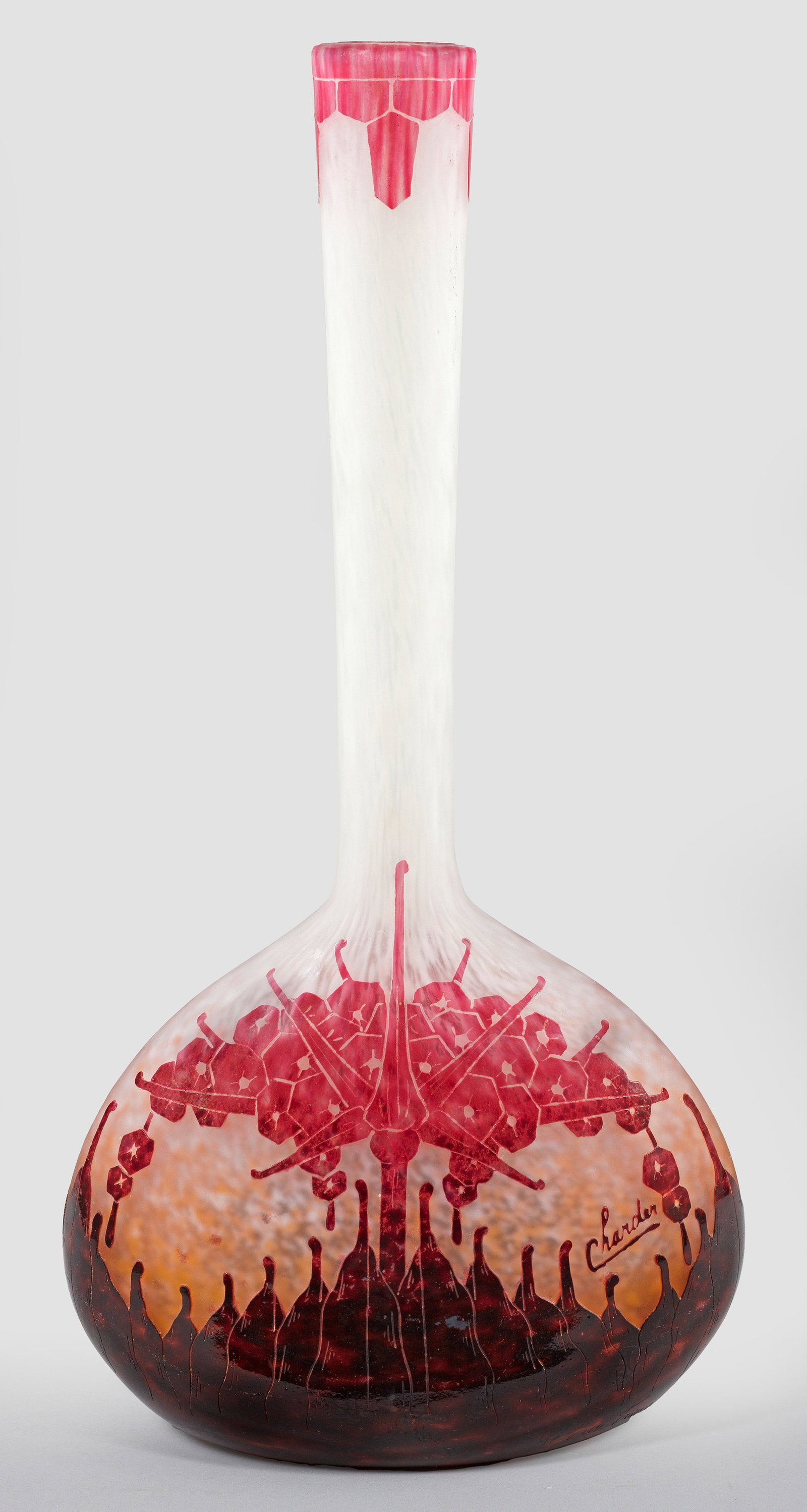 Große Art Déco-Vase "Rhododendrons" von "Le Verre Français": (Charles Schneider) Sog. "Berluze"-Form mit beidseitig abgeplattetem, querovalem Korpus und langem Enghals. Überfangglas, farblos, die Grundschicht mit weißen und unterhalb orangegelben Pulvereinsch