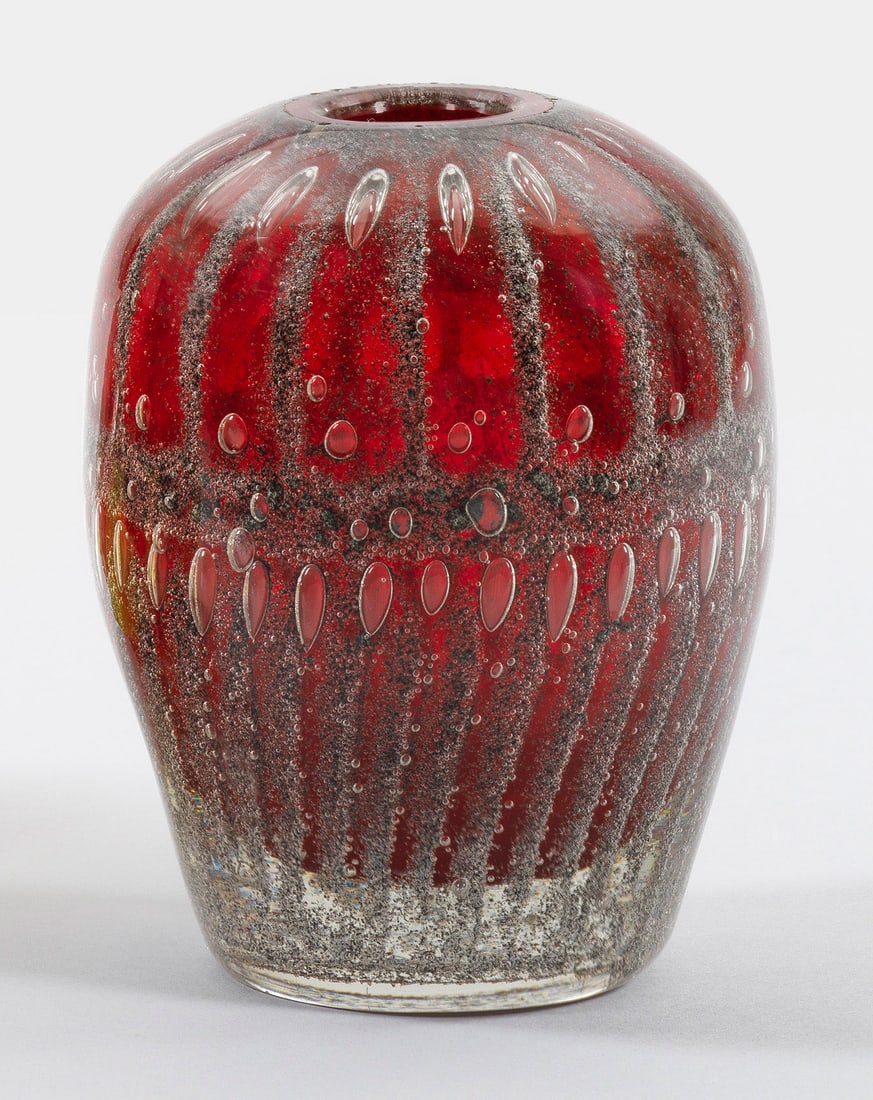 Art Déco-Vase: Leicht gestreckt-ovoide Form. Überfangglas, farblos und rot, in einer Zwischenschicht umlaufender, flächendeckender, geometrischer Dekor aus vertikalen Bändern mit grauen Oxideinschmelzungen sowie 