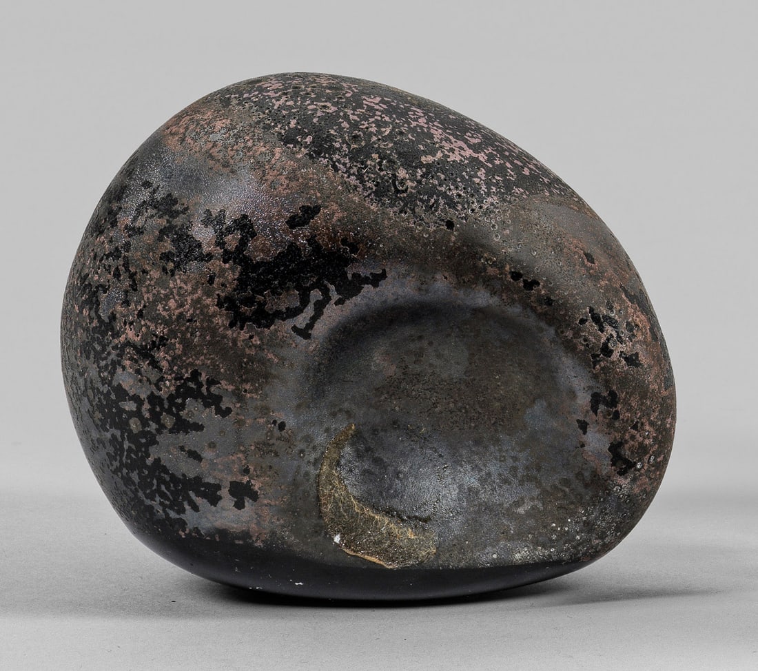 Moderne abstrakte "Vertro a scavo"-Glasskulptur von Alfredo: Überfanglas, farblos mit weißen Einschmelzungen, schwarze Deckschicht, geblasen und geformt, die Oberfläche in "Scavo"-Technik mattiert und korrodiert. Sign. "barbini murano". H. 9 cm. An unique mo