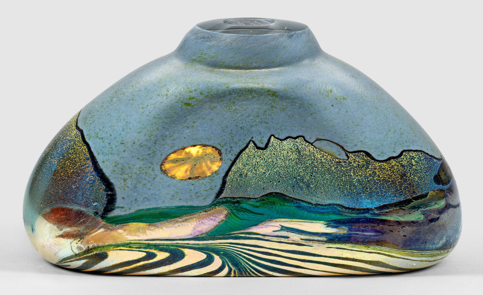 Studioglas-Landschaftsvase von Jack Ink: Beidseitig abgeplattete Segmentbogenform mit kurzem, verengtem Hals. Dickwandiges, farbloses Glas mit farbigem, irisierendem Landschaftsdekor. Gravierte Sign. "Jack Ink" mit Nr. 1317. H. 16 cm; B. 28 