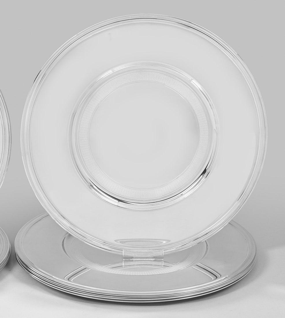 Satz von sechs Platztellern von Christofle: Plated. Flache, runde Form mit breiter, mehrfach randprofilierter Fahne und minimal vertieftem Spiegel mit feiner Gitterbandbordüre. Dekor "Albi". Teilw. Gebrauchsspuren. Gem. Herstellerzeichen. D. 3