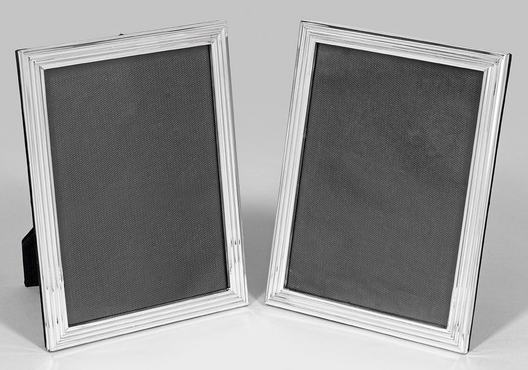 Paar Tischbilderrahmen: Sterlingsilber. Rechteckig mit profiliertem Rand. Rücks. aufstellbar. Gest. 925. 24 cm x 18 cm. Bildausschnitt 21 cm x 15 cm. A pair of German Sterling silver photo frames. Standard mark 925. Deutsch
