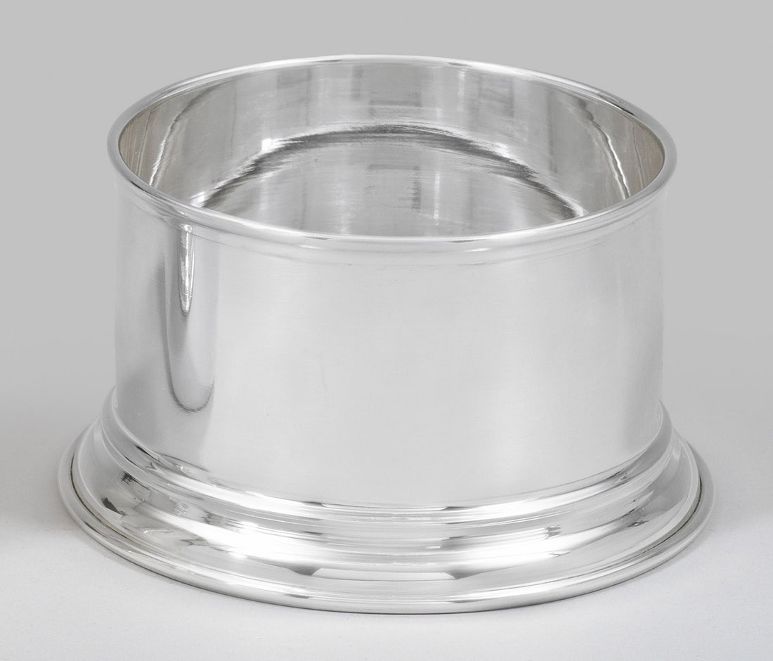 Flaschenuntersetzer: Sterlingsilber. Über getrepptem Stand zylindrische, glatte Wandung. Gest. 925. Gew. ca. 195 g. H. 6,5 cm. D. 11,5 cm. A German Sterling silver coaster. Standard mark 925. Deutsch. 20. Jh.