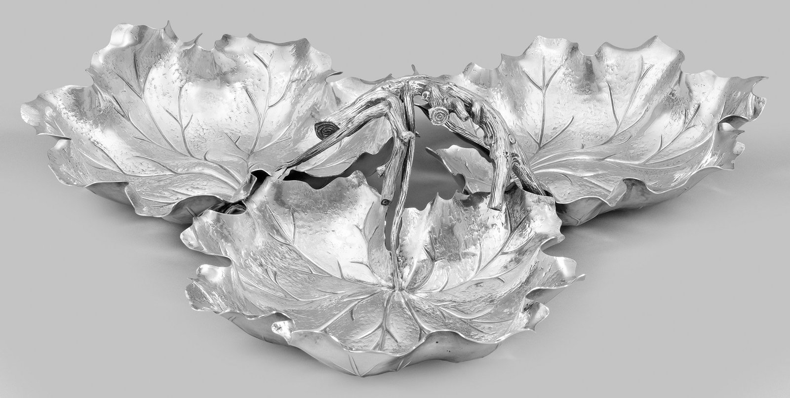 Prächtige Cabaret-Schale: in Form eines blattbesetzten Zweiges Sterlingsilber. Dreipassige Grundform. Drei vollplastisch ausgearbeitete, naturalistische Weinblätter mit feiner Äderung und aufgewölbtem, gezackten Rand als Sc