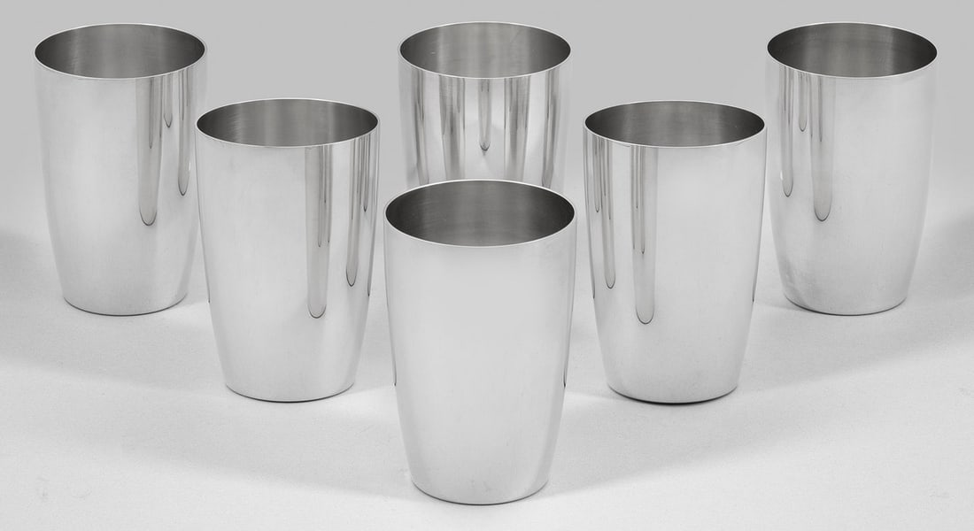 Satz von sechs großen Bechern: Sterlingsilber. Über flachem Stand konischer Korpus mit eleganter, glatter Wandung. Gest. 925, Herstellerzeichen. Gew. zus. ca. 665 g. H. 10 cm. D. 6,5 cm. A set of six large German Sterling silver b