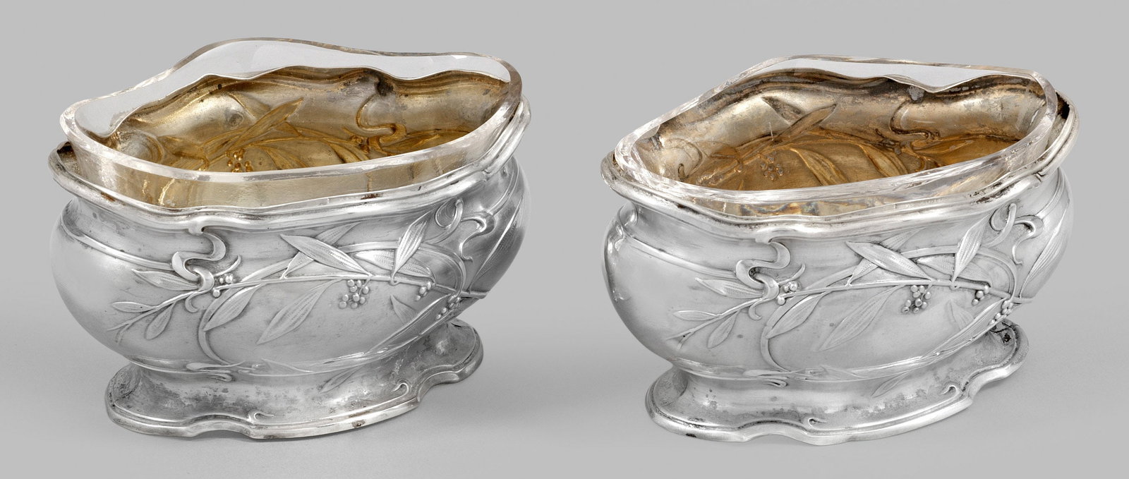 Paar Jugendstil-Salieren: Sterlingilber. Auf vierpassig geschwungenem Fuß ovaler Korpus mit profiliertem Rand und verschlungenen vegetabilen Ornamenten aus Blättern und Beeren. Minim. besch./rest.; Gest. Beschauzeichen, Hers