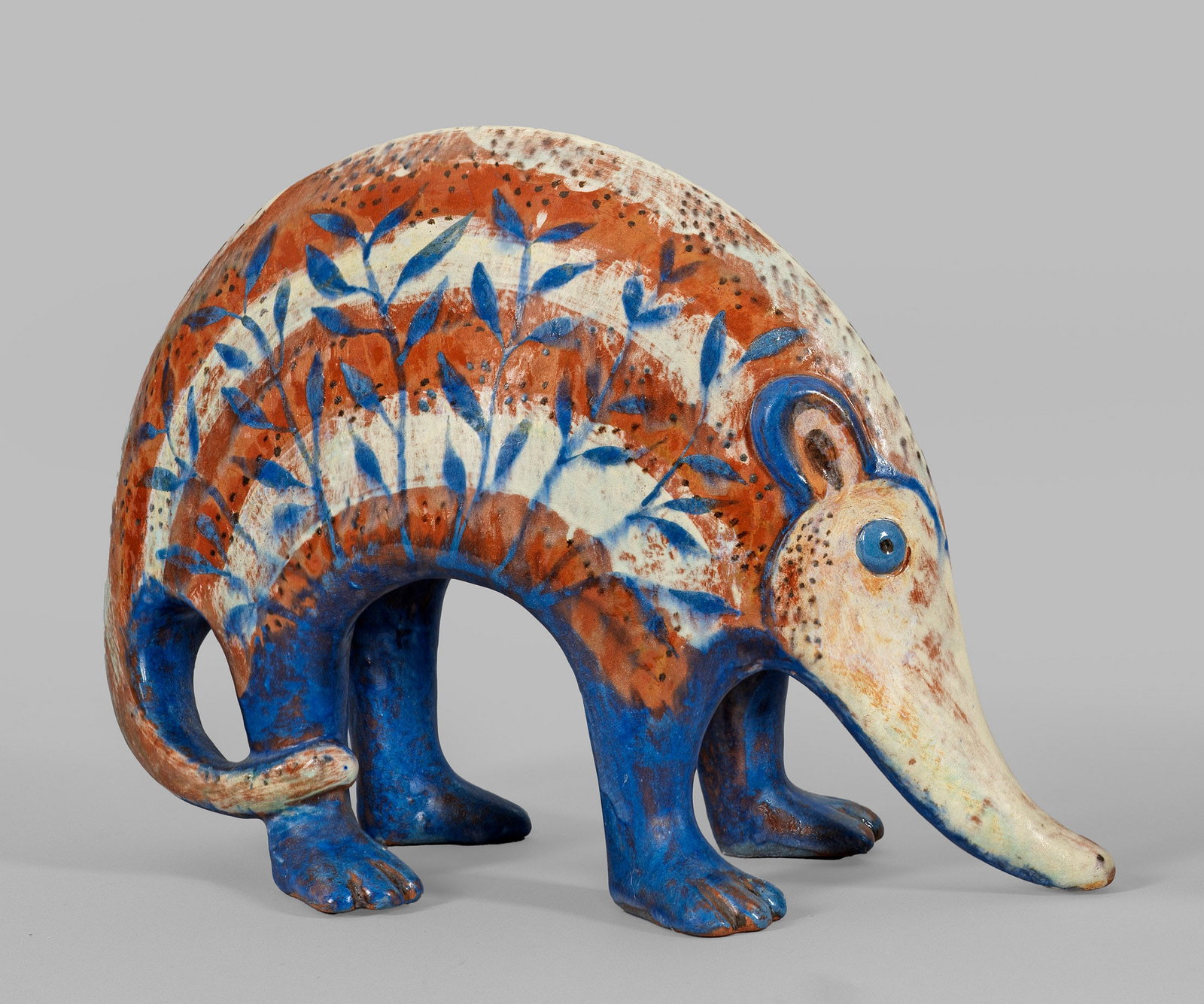 Eva Fritz-Lindner: (1933 Düsseldorf - 2017 Karlsruhe) Ameisenbär Majolika, ziegelroter Scherben. Vollplastische Darstellung eines Ameisenbären mit farbenprächtigem Fell. Polychrome Malerei. Wohl in den 1960er - 1970