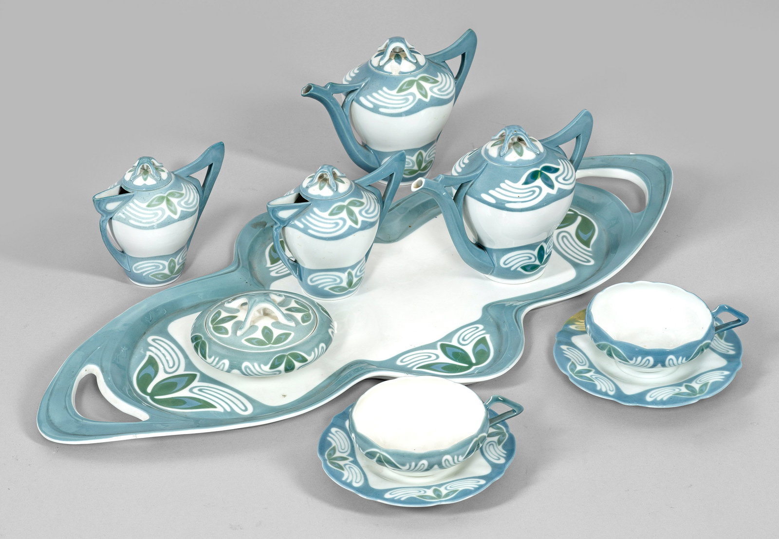 Seltenes Jugendstil-Dejeuner mit "Kleeblattmuster"-Dekor: von Meissen 8-tlg.; Zwei Kannen, zwei Milchkännchen, zwei Tassen mit Untertassen, Zuckerdose und flaches vierpassiges Tablett. Über dem Rundstand kelchförmig sich erweiternder Korpus mit eingezogen