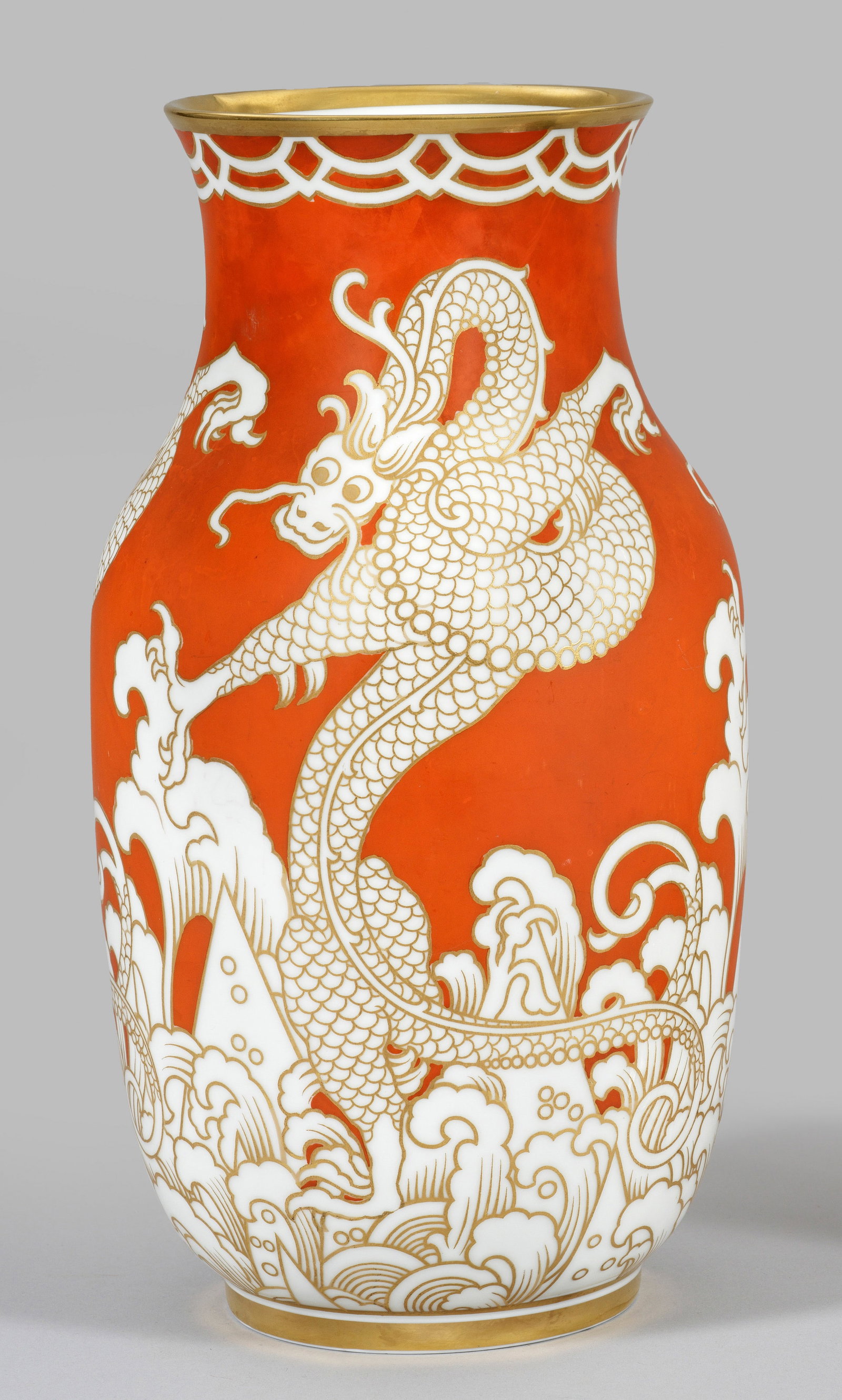 Art Déco-Vase mit Dekor "Rosenthal-Rot": Balusterform. Umlaufend stilisierter Drachendekor in Anlehnung ostasiatischer Vorbilder. Eisenroter Fond mit reicher Goldstaffage. Entw. Hans Schiffner. Dekor-Bez.; Manufakturmarke. H. 29,5 cm. An Art