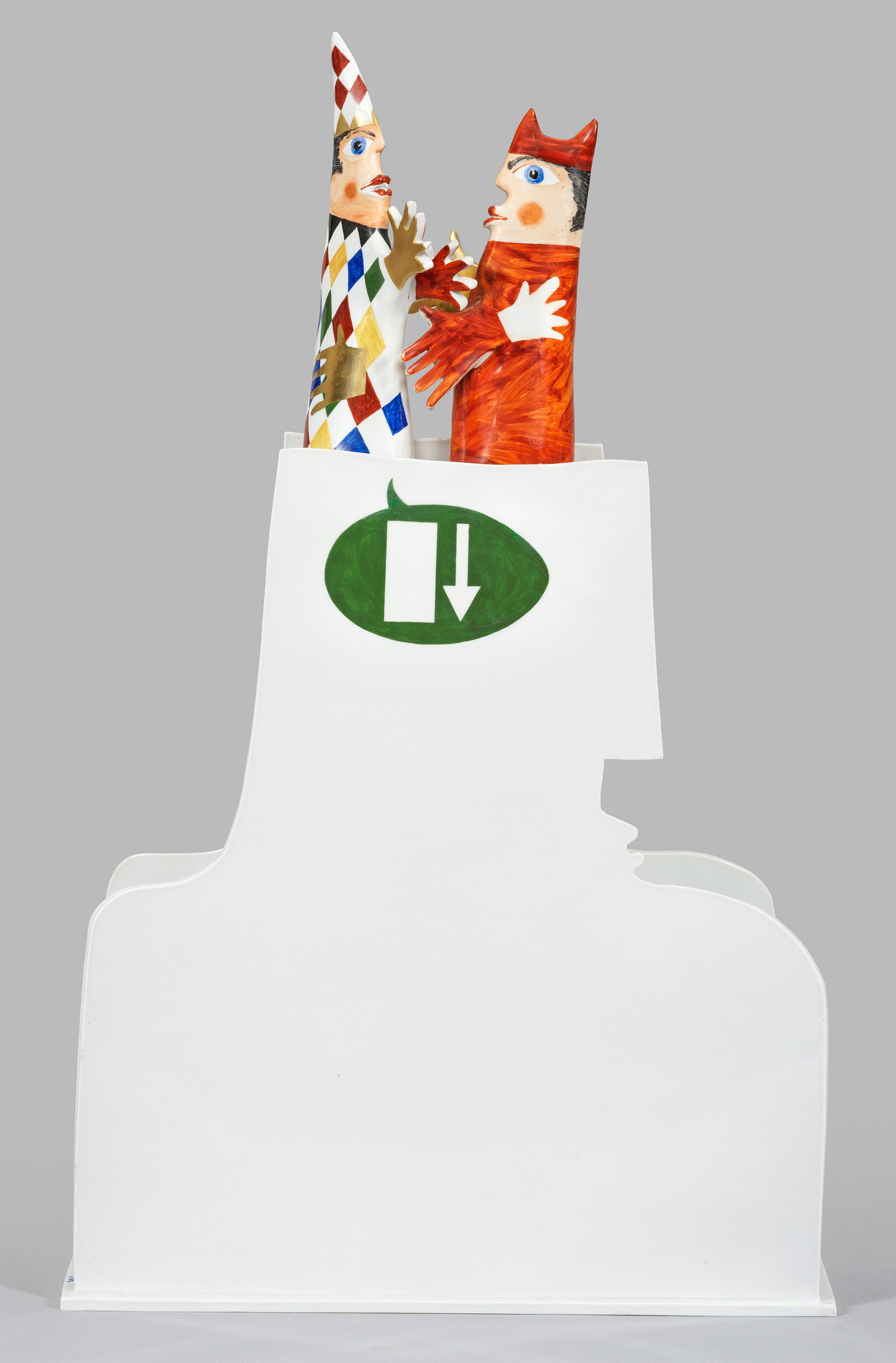 Große Meissen Unikat-Plastik von Olaf Fieber: Allansichtig konzipierter, hoher, bühnenartig umrissener Aufbau. Obenauf im Dialog stehendes stilisiertes Figurenpaar in farbenprächtiger Gewandung. Polychrome Aufglasurmalerei. Form- und Dekor-Entw