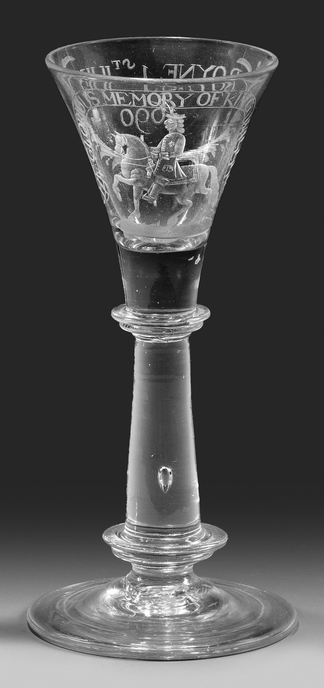 Williamiten-Pokal zur Erinnerung an die Schlacht am Boyne: 1690 Farbloses Glas mit Abrissnarbe, Scheibenfuß mit nach unten umgeschlagenem Rand. Balusterschaft zwischen jeweils zwei Scheibennodi. Frontal auf der konischen Kuppa geschnittene Darstellung König
