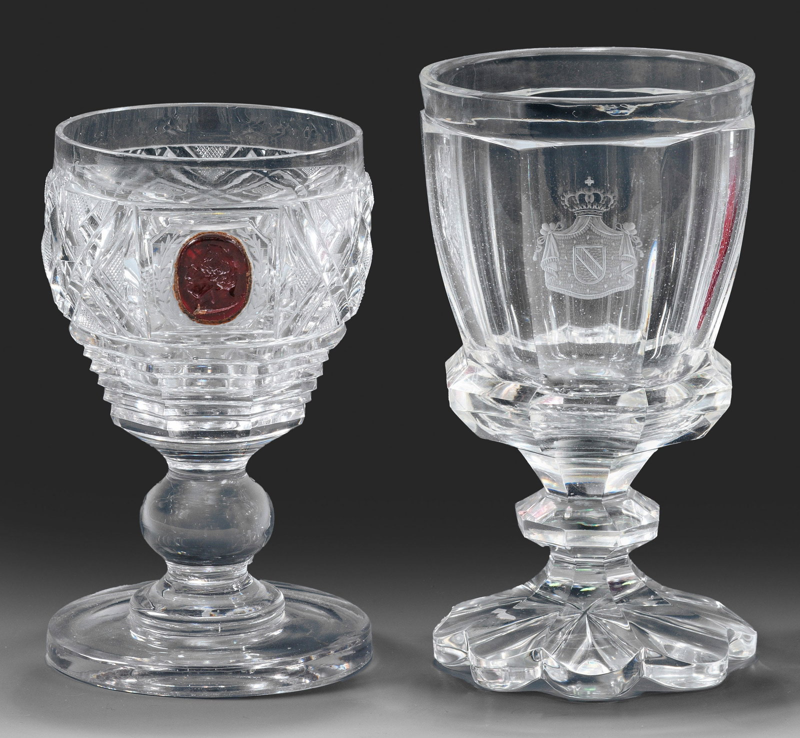 Seltener Biedermeier-Pokal mit Goethe-Porträt: Farbloses, dickwandiges Glas. Auf der ovoiden, flächendeckend reich geschliffenen Kuppa schauseitig ein hochgeschliffenes, achteckiges Bildfeld, darin eingelassenes ovales Bildnismedaillon Goethes im