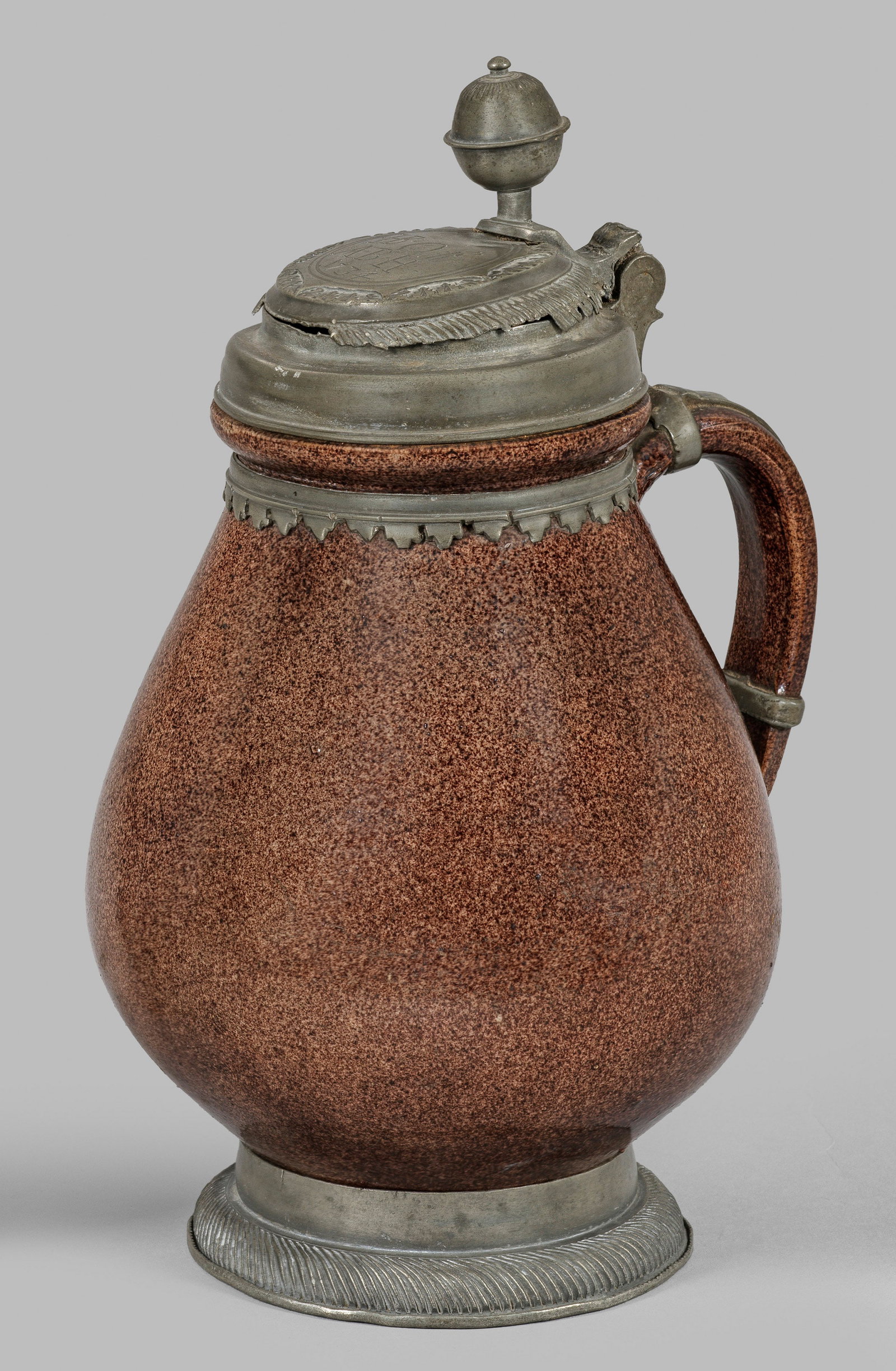 Altenburger Birnkrug: Steinzeug, braune Salzglasur. Dreiteilige Zinnmontierung, der Deckel mit Kugeldrücker, graviertem Besitzermonogramm "HB Off A.B.H." und Dat. "1734", gem.; H. 25,5 cm. Provenienz: Auflösung der Priva