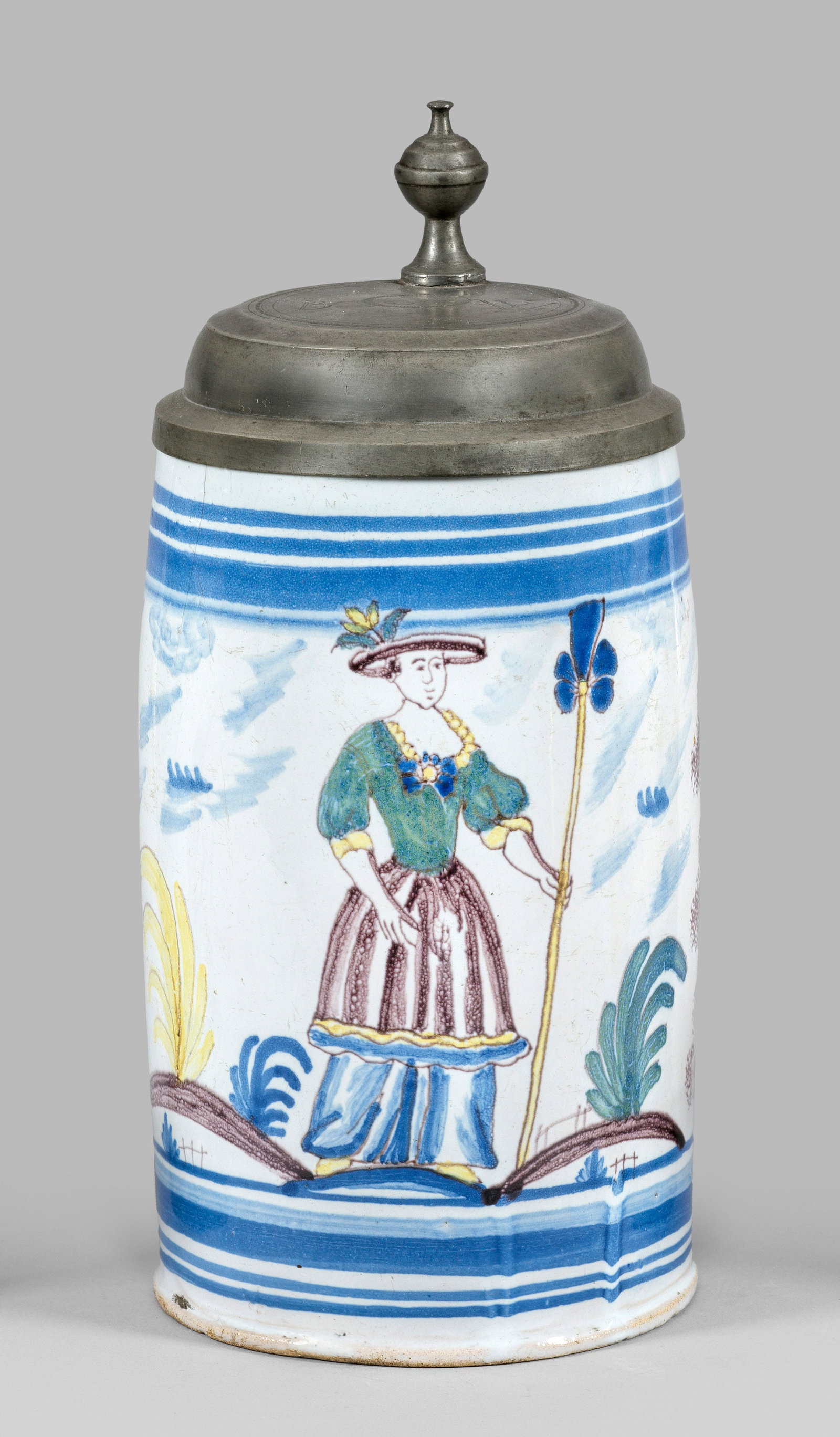 Bayreuther Walzenkrug: Fayence. Polychromer Scharffeuerdekor mit Schäferin, flankiert von baumbestandener Landschaft. Zinnmontierung mit Monogramm "B W". H. 22 cm. Provenienz: Auflösung der Privatsammlung Horst Schach, Ka