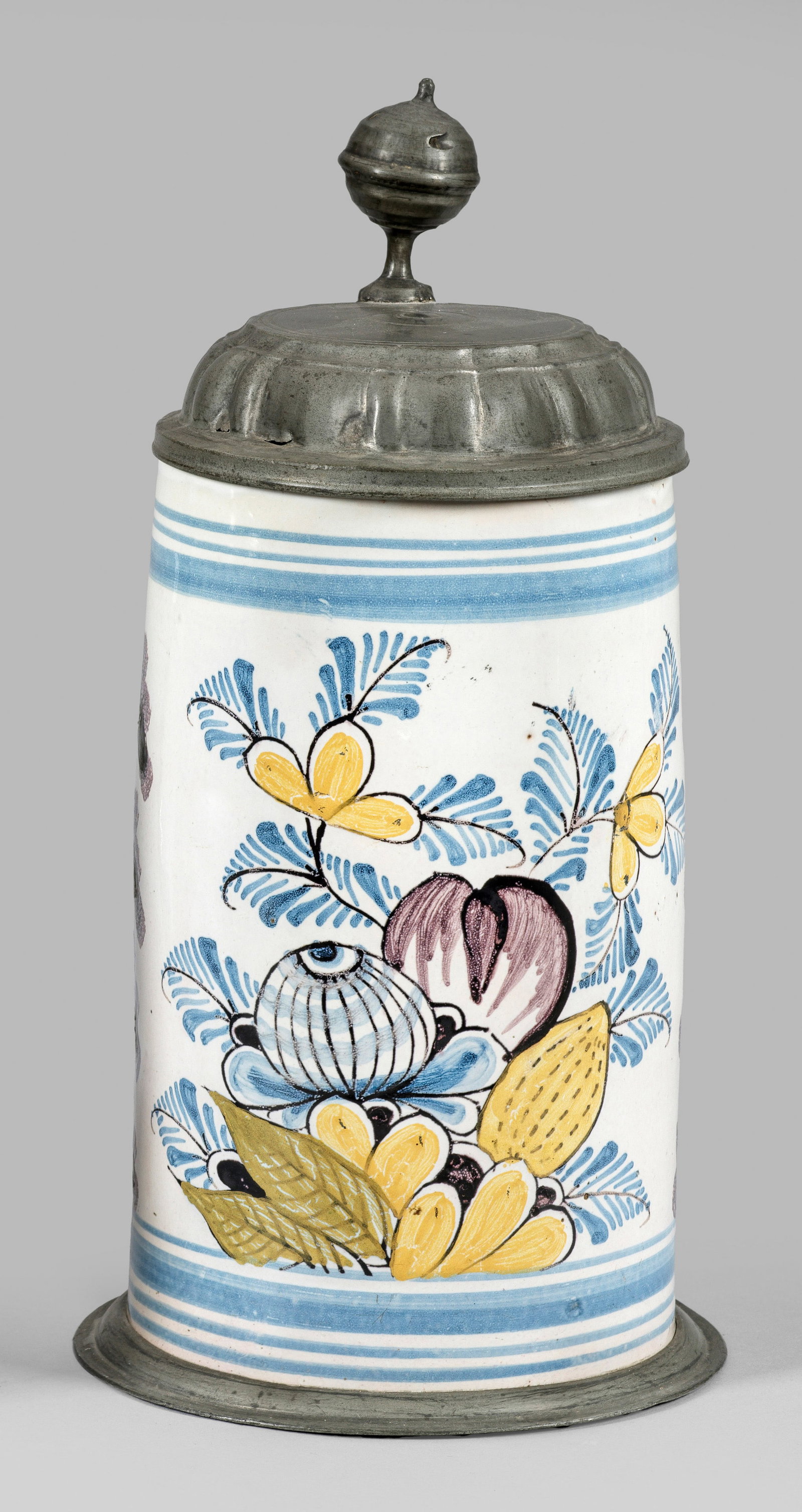 Bayreuther Walzenkrug: Fayence. Polychromer Scharffeuerdekor mit Blumenbukett und Sträuchern. Im Boden Nummerierungen "No 7" und "24". Zinnmontierung mit reliefiertem Deckel. H. 26,5 cm. Provenienz: Auflösung der Privatsa