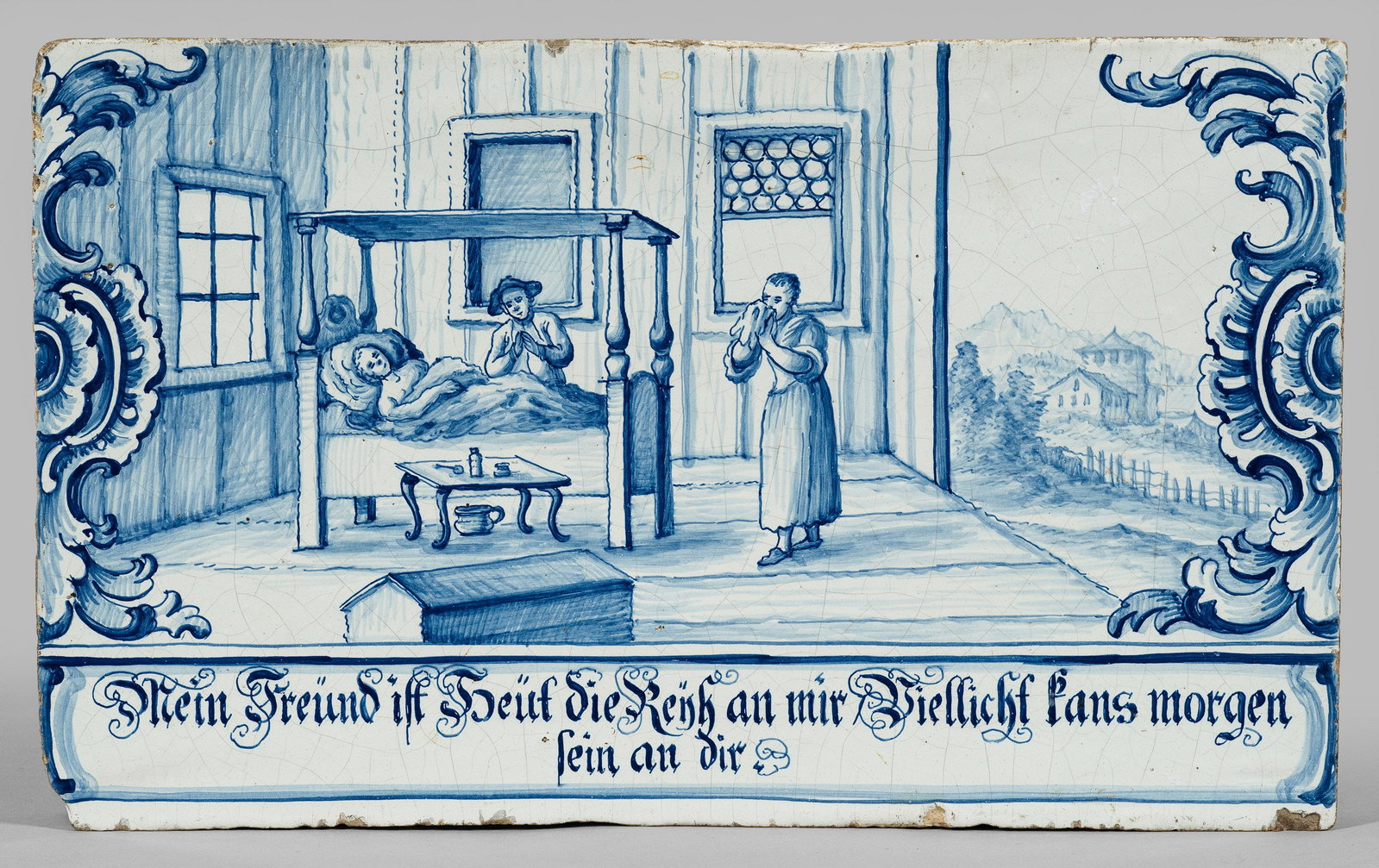 Kachel mit Memento-Mori-Interieurszene: Fayence, hell engobiert. Rechteckige Form, innen ausgeschlagen. Von seitlichen Rocaillen gezierte Abschiedszene an einem Krankenbett mit offenem Blick in die Natur. Unterhalb Sinnspruch. Unterglasurbl