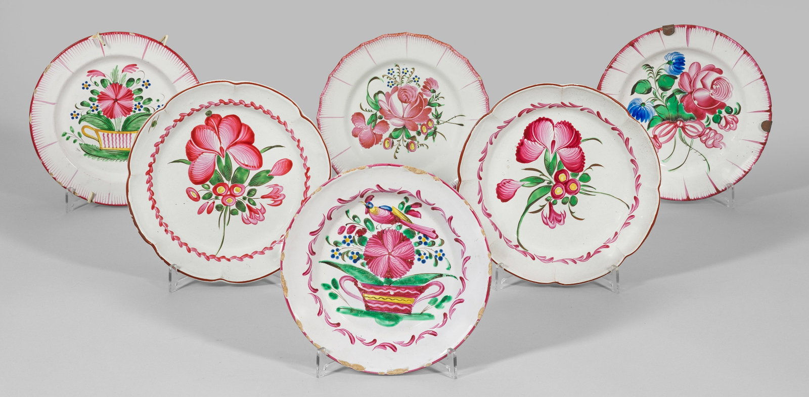 Sechs Teller mit Blumendekor: Fayence, runde Form mit teilw. passig geschweiftem Rand. Im Spiegel Blumengebinde. Auf der Fahne Strichmuster bzw, farbige Randkontur. Polychrome Malerei. Partiell best.; Ein Teller gebrochen. D. 22 c