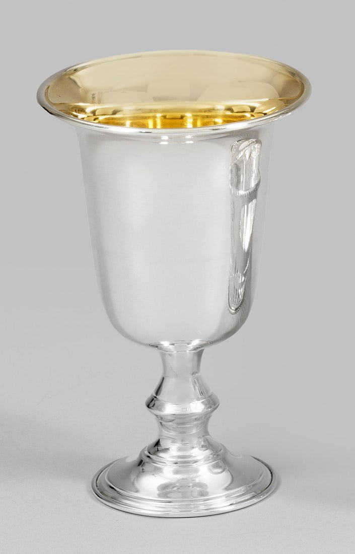 Weinpokal: Sterlingsilber. Ausschwingende Kuppa über trompetenförmig hochgezogenem Stand. Innen vergoldet. Gest. 925. Gew. ca. 150 g. H. 13,5 cm. A German Sterling silver wine goblet. Gilt inside. Standard mar