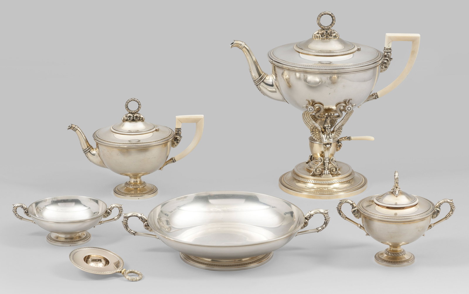 Repräsentatives Teeservice von Julius Rapport für C. Fabergé: Silber. 6-tlg.: Teekanne, Heißwasserkessel auf Rechaud, Zuckerschale, Deckeldose und Gebäckschale. Runde Grundform mit ausgestelltem Fuß, größtenteils halbkugelförmiger Korpus mit glatter Wandun
