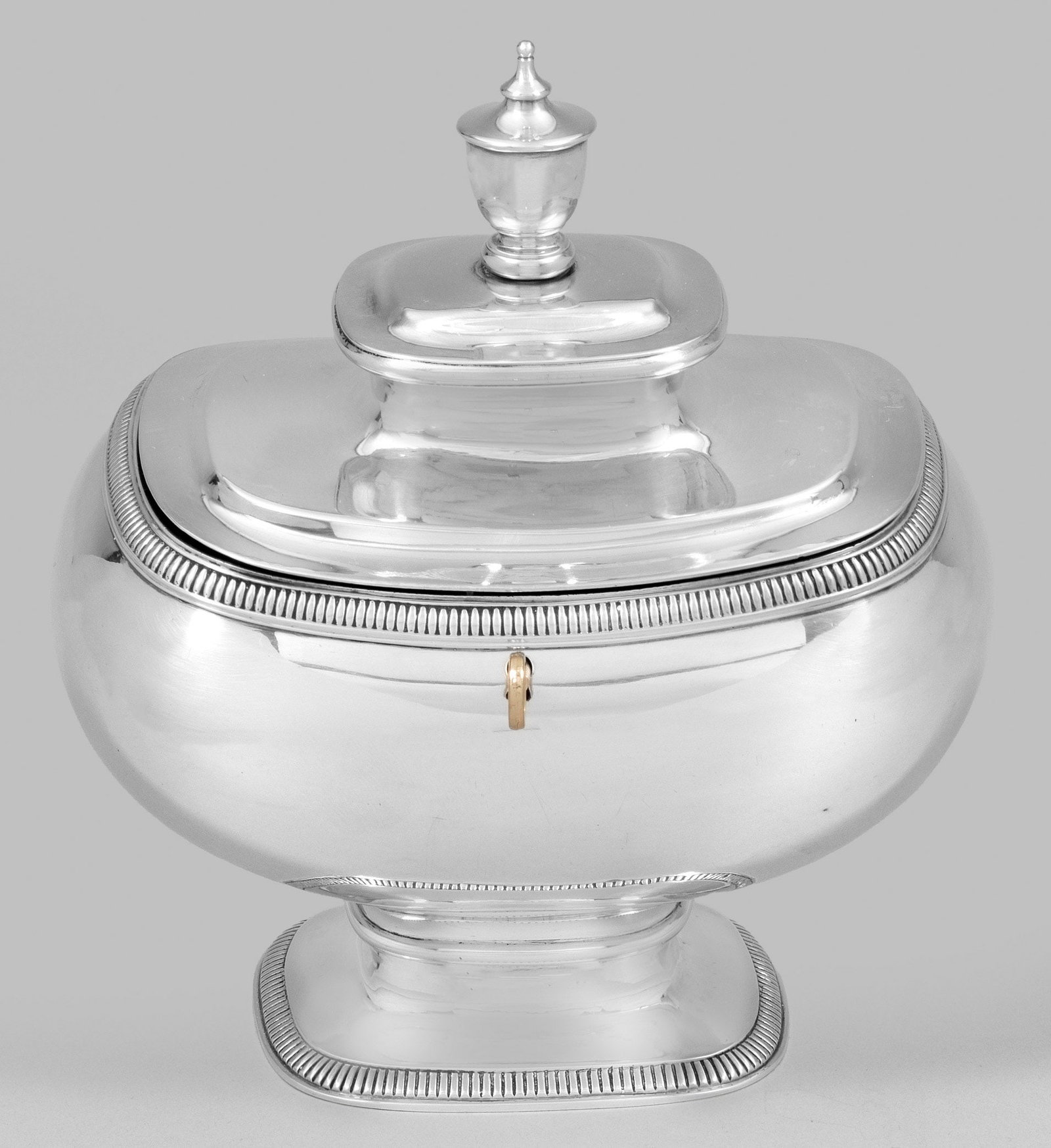 Biedermeier-Zuckerkasten: Silber. Rechteckige Grundform mit gerundeten Ecken. Über ausgestelltem Fuß und kurzem Schaft ausschwingender, leicht urnenförmiger Korpus mit rückseitig scharniertem Deckel und mittig hochgezogene