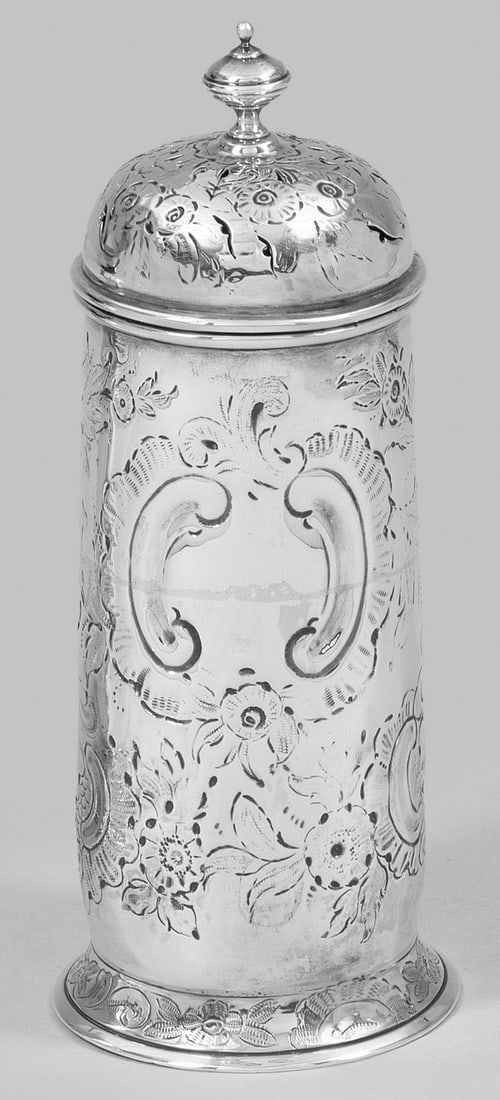 Georg III-Zuckerstreuer: Sterlingsilber. Annähernd zylindrischer Korpus mit leicht ausgestelltem Fuß und flächendeckendem Dekor aus Blüten, Palmetten, Rocaillen und Voluten. Aufgewölbter, floral ornamentierter, durchbroc