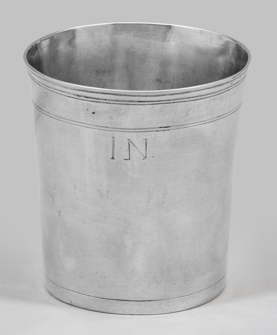 Kleiner Barock-Becher: Silber. Über flachem Stand sich konisch erweiternder, glatter Korpus mit ausgestelltem Lippenrand und durch schmale Profillinien abgesetzten Randzonen. Monogr. "IN". Gest. Beschauzeichen, Meister Sam