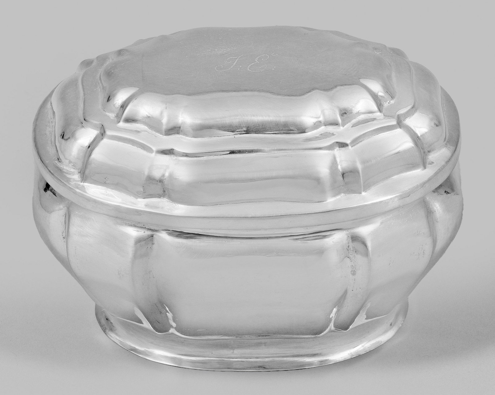 Barock-Zuckerdose: Silber. Über gering ausgestelltem Stand gedrückt bauchiger Korpus. Wandung und mittig abgeflachter Deckel vierfach gegliedert durch je zwei vertikale Züge. Monogr. "J.E." und "S.C.E.V.W.". Innen ve