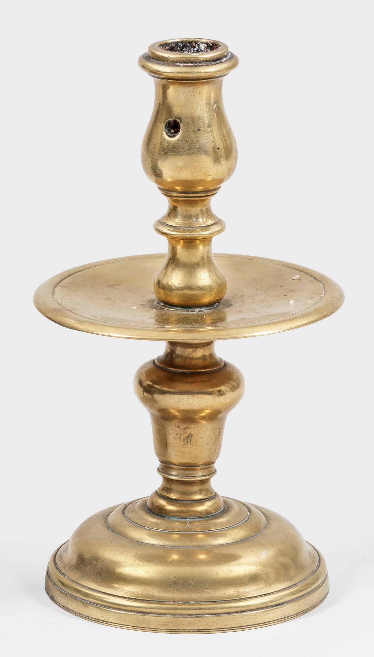 Barocker Kragenleuchter: Barocker Kragenleuchter Messing. Über gewölbtem Stand hoher Balusterschaft, mittig unterteilt durch breite Traufschale. Tulpenförmige Tülle. Haarriss, Unw. rest.; H. 25 cm. Vgl. R. F. Michaelis,