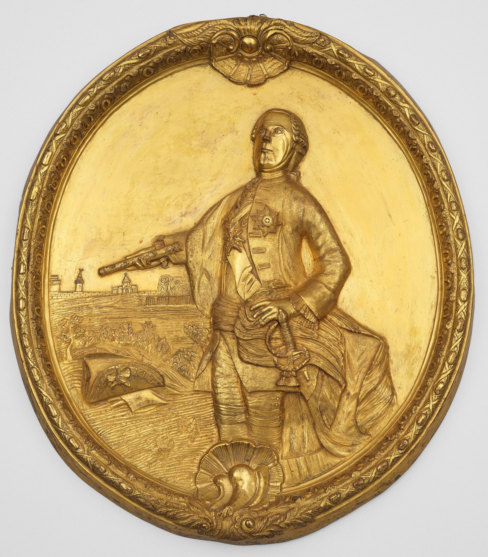 Großes Relief-Medaillon mit Bildnis König Friedrich II. von: Preußen Messing, getrieben. Ovale Form mit repräsentativer Darstellung als Kniestück, wohl nach einem Gemälde von Antoine Pesne bzw. darauf basierendem Kupferstich: der König in Uniform mit