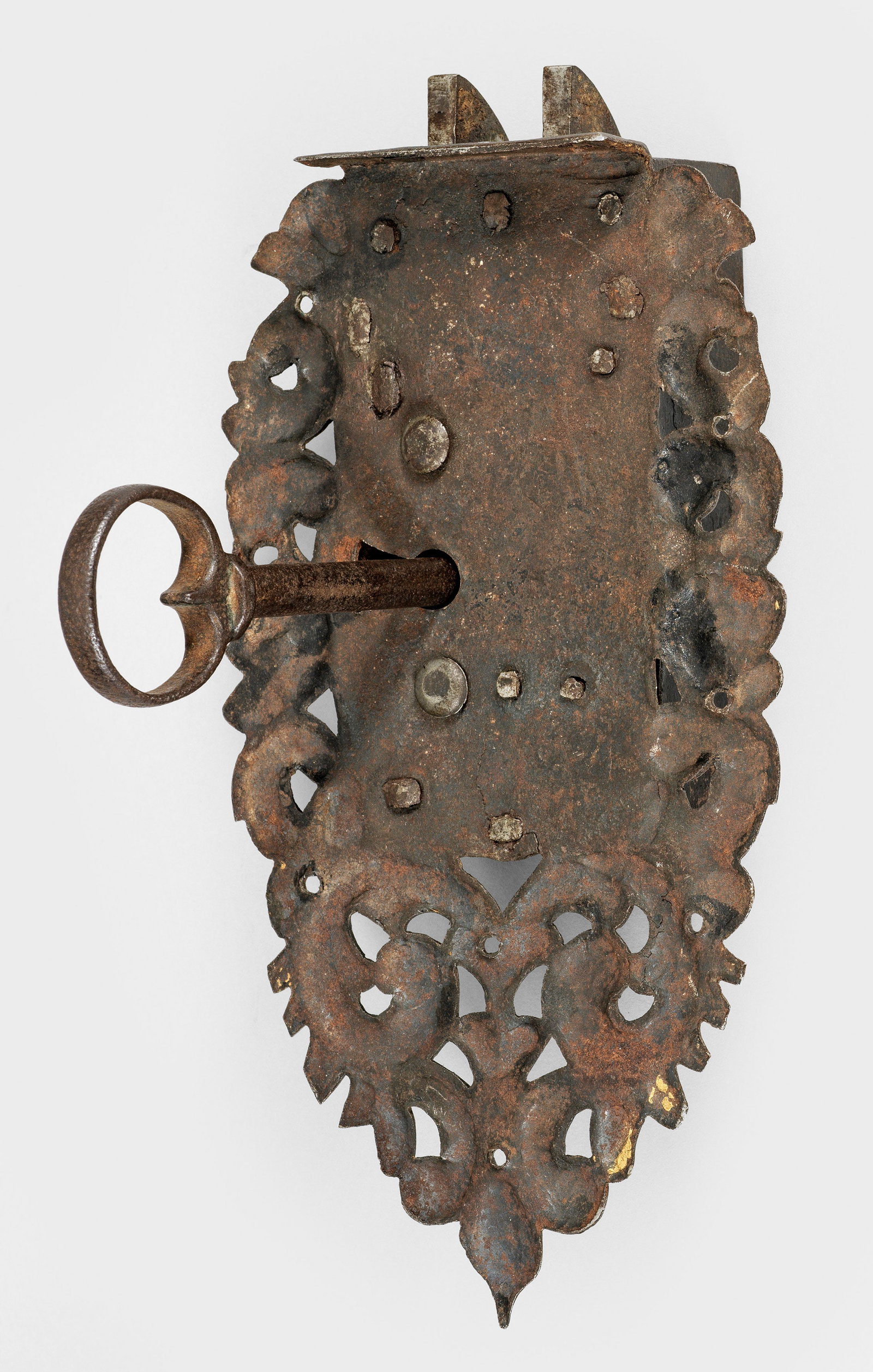 Barockes Möbelschloss: Eisen, verzinnt. Das rechteckige Kastenschloss mit zwei Fallen. Übergreifend durchbrochen gearbeitete und gravierte Sockelplatte. Originaler Hohldornschlüssel. H. 12,5 cm. 6 cm x 23 cm. Vgl. Pall,