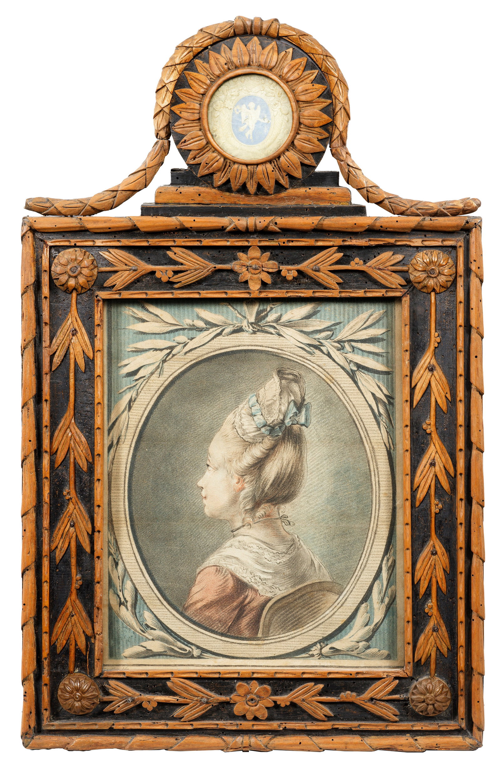 Louis XVI-Rahmen mit Kreidelithographie: Nußbaumholz, geschnitzt, teilw. geschwärzt. Aufgelegte, stilisierte Lorbeerranke, runde Bekrönung mit kleinem Zweitrahmen, darin geprägtes Textilmedaillon. Lichtmaß 25 cm x 20 cm. Ges. 49 cm x 31