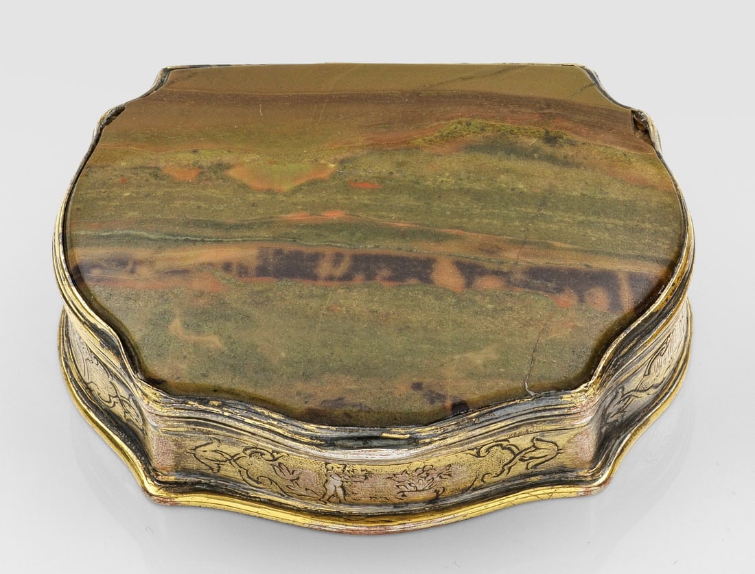 Barock-Tabatiere: Messing, Achat. Passig geschweifte Form mit Korpus aus Messing und leicht aufgewölbtem, rückseitig scharnierten Deckel mit eingesetzter Achatplatte in grün, braun und orange. Die vier Seiten der Wa