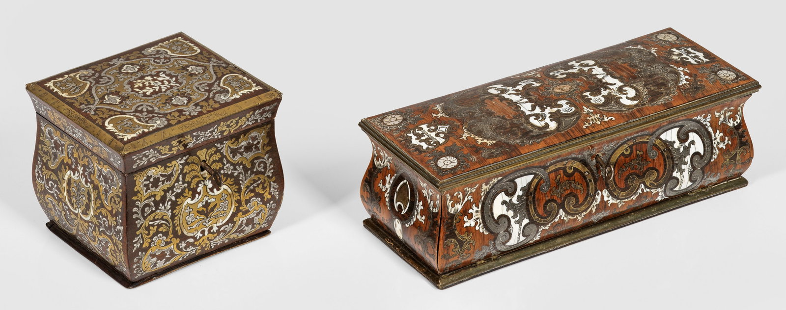 Schatulle und Schreibkästchen mit Intarsiendekor: Rosenholz und Palisander. Rechteckiger, leicht gebauchter Korpus mit Scharnierdeckel. Allseitiger teilw. floraler Intarsiendekor aus großen Rocaillekartuschen, C-Schwüngen und Blütenrosetten in fei
