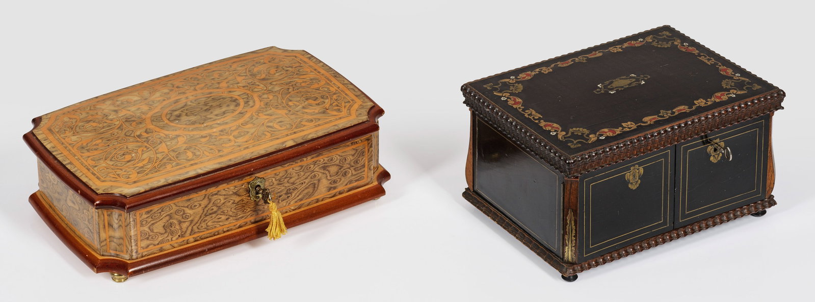 Kleine Dokumentenschatulle und Spieluhrbox: Holz, geschnitzt, teilw. ebonisiert mit feinen Einlagen aus Messing. Rechteckig, teilw. mit eingezogenen Ecken, scharnierter Deckel. Zweitürige Front bzw. mit integrierter, unterseitig aufziebarer Sp