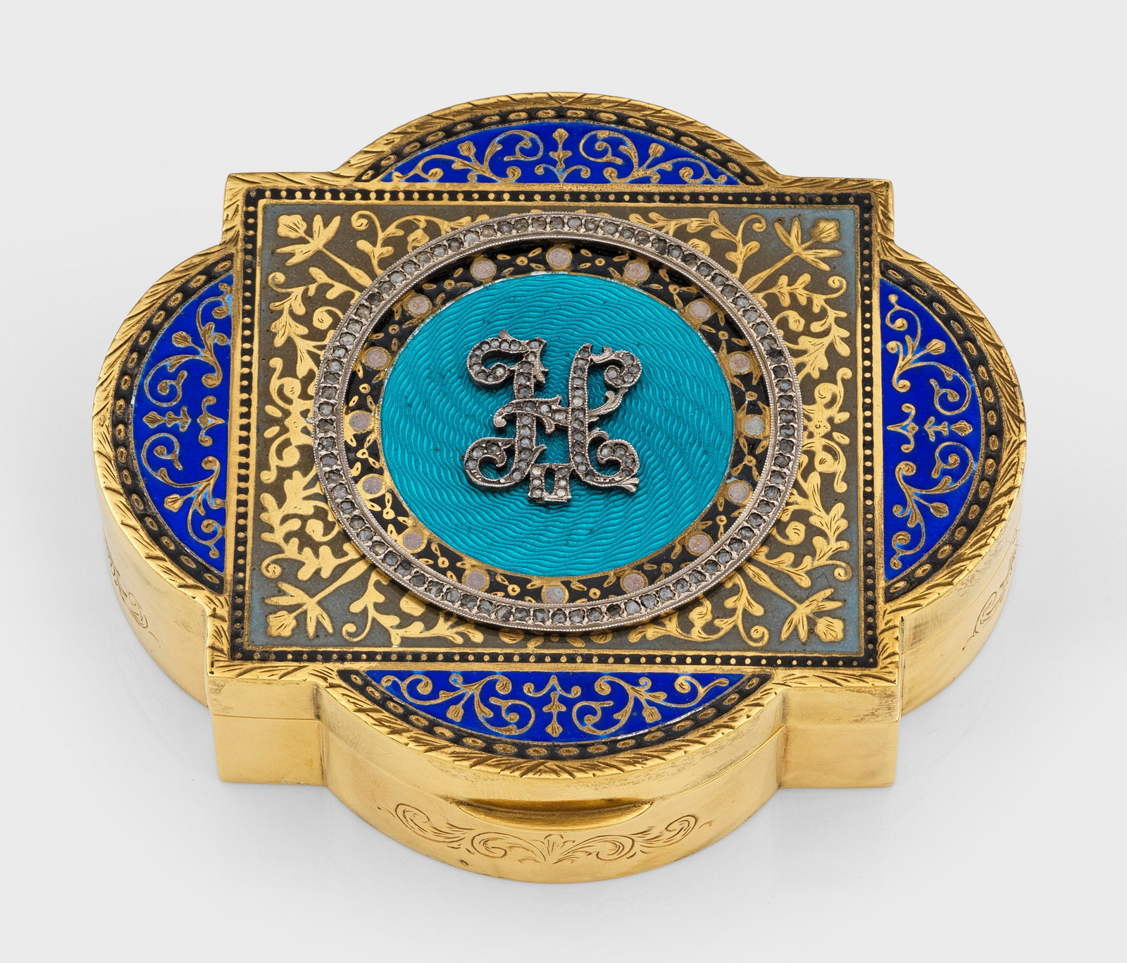 Dekorative Zierdose: im Stil von Karl Fabergé. Silber, vergoldet und teilw. emailliert. Rechteckige, an den Seiten vom Vierpass überschnittene Grundform mit glatter, gerader Wandung. Deckel hell- und dunkelblau emaillie