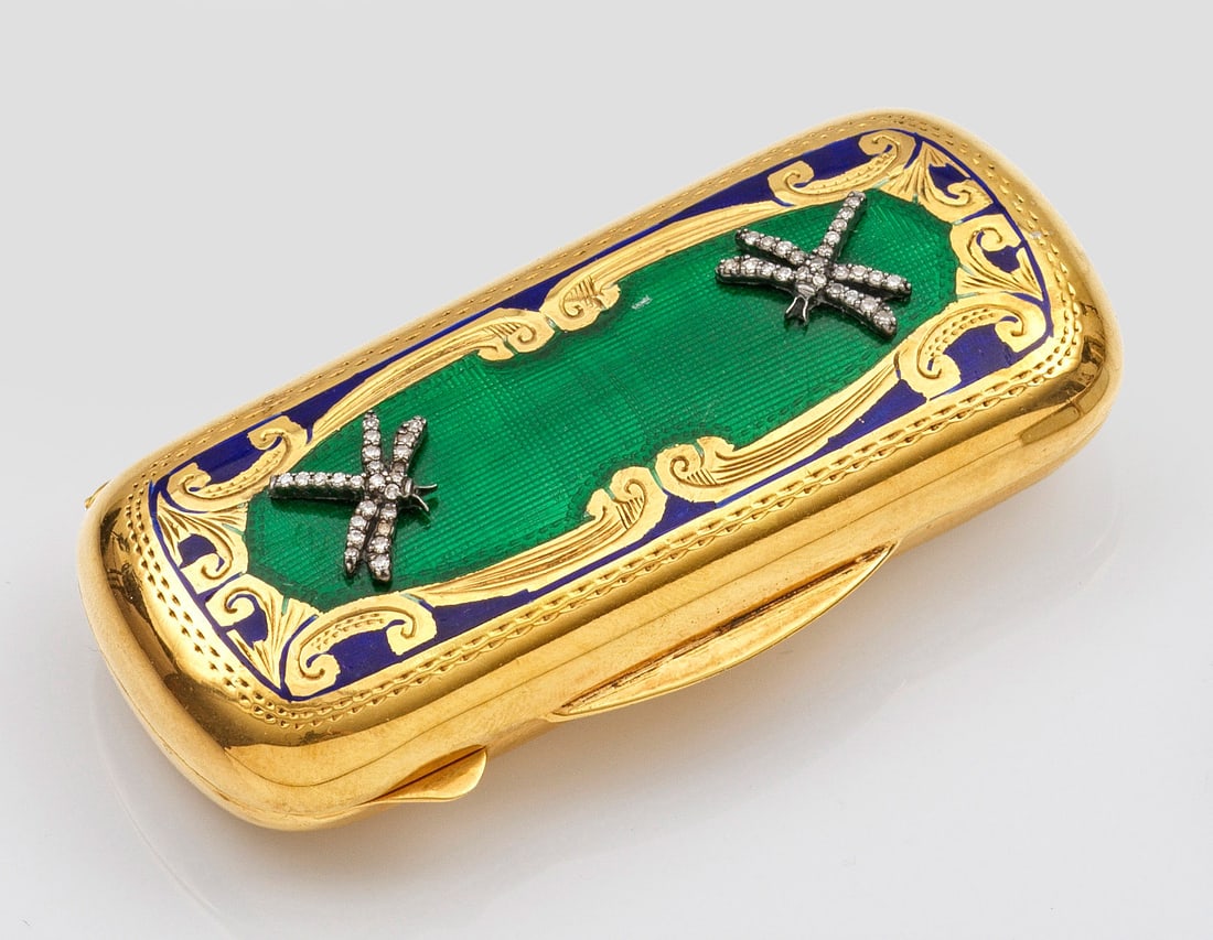 Kleine Emaildose: im Stil von Karl Fabergé. Silber, vergoldet und emailliert. Rechteckige Form mit gerundeten Ecken und Scharnierdeckel. Deckel zwischen gravierten Voluten gitterförmig guillochiert und grün und blau