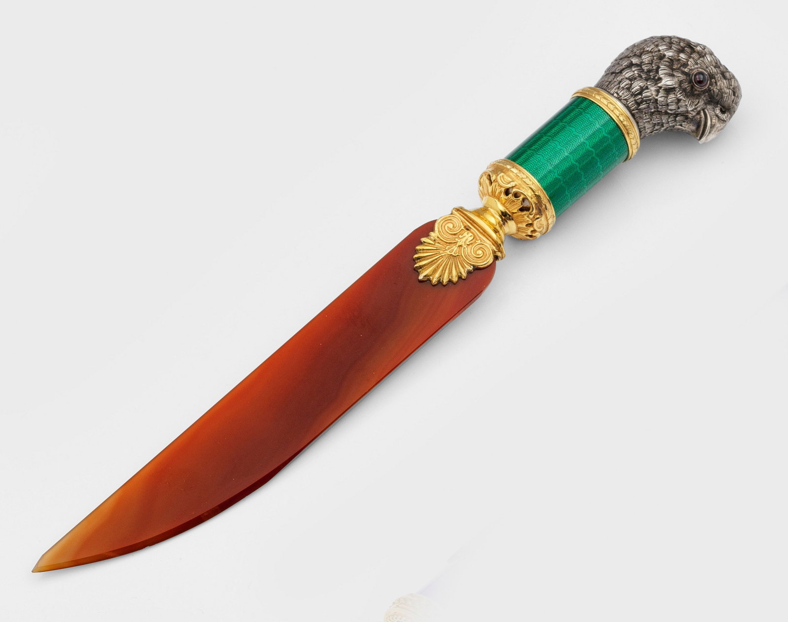 Brieföffner: im Stil von Karl Fabergé. Silber, teilw. vergoldet und emailliert. Klinge aus rötlich gebändertem Achat mit blattähnlicher Montierung. Zylindrischer, grün emaillierter und wellenförmig