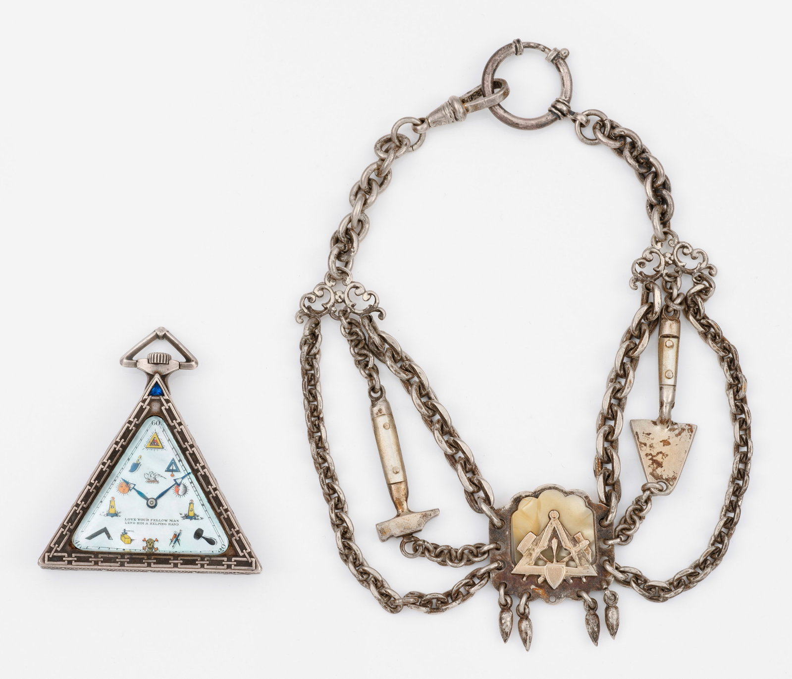 Dreieckige Freemason Solvill-Freimaurer-Taschenuhr: mit Uhrenkette Schweiz. Solvil Watch Co.; Um 1920. Silber. Dreieckiges Uhrengehäuse mit allseitigem Trompe l’oeil-Dekor aus Freimaurer-Symbolen: Bruderkette, Winkelmass und Zirkel, Kelle mit Schauf