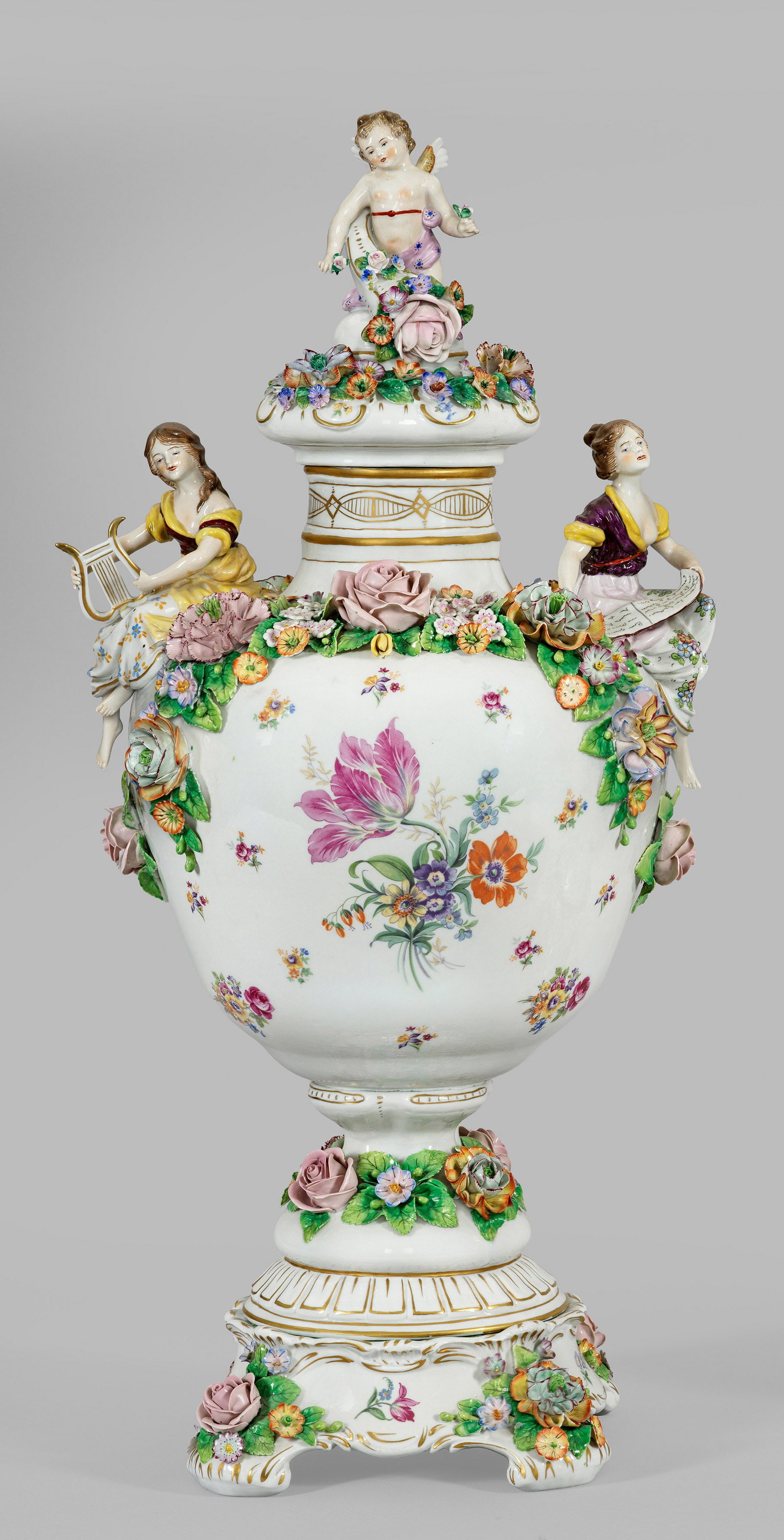 Große Prunkvase mit Blumendekor: auf Sockel. Balusterform mit eingezogener Schulter und kurzem, zylindrischen Hals. Auf der Schulter sitzende plastische Frauenfiguren als Allegorie von Musik und Gesang. Dazu passender Haubendeckel mi